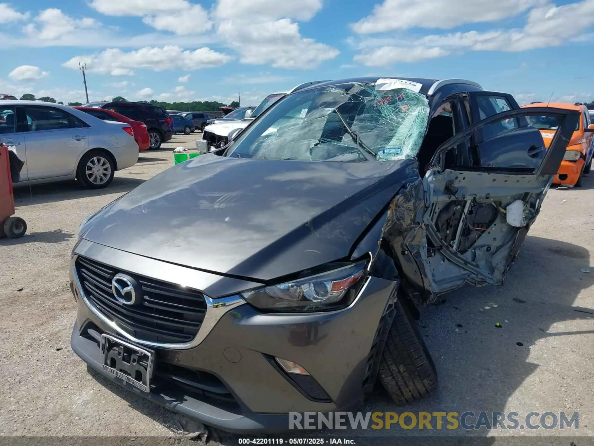 2 fotografías del automóvil dañado JM1DKDB72K1451649 MAZDA CX-3 2019