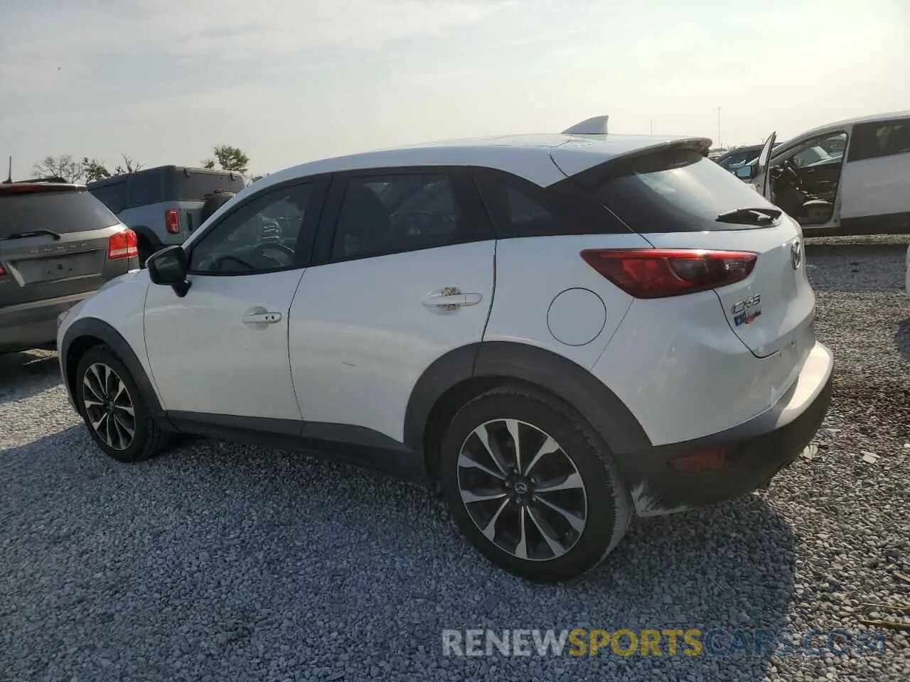 2 fotografías del automóvil dañado JM1DKDC76K1401187 MAZDA CX-3 2019