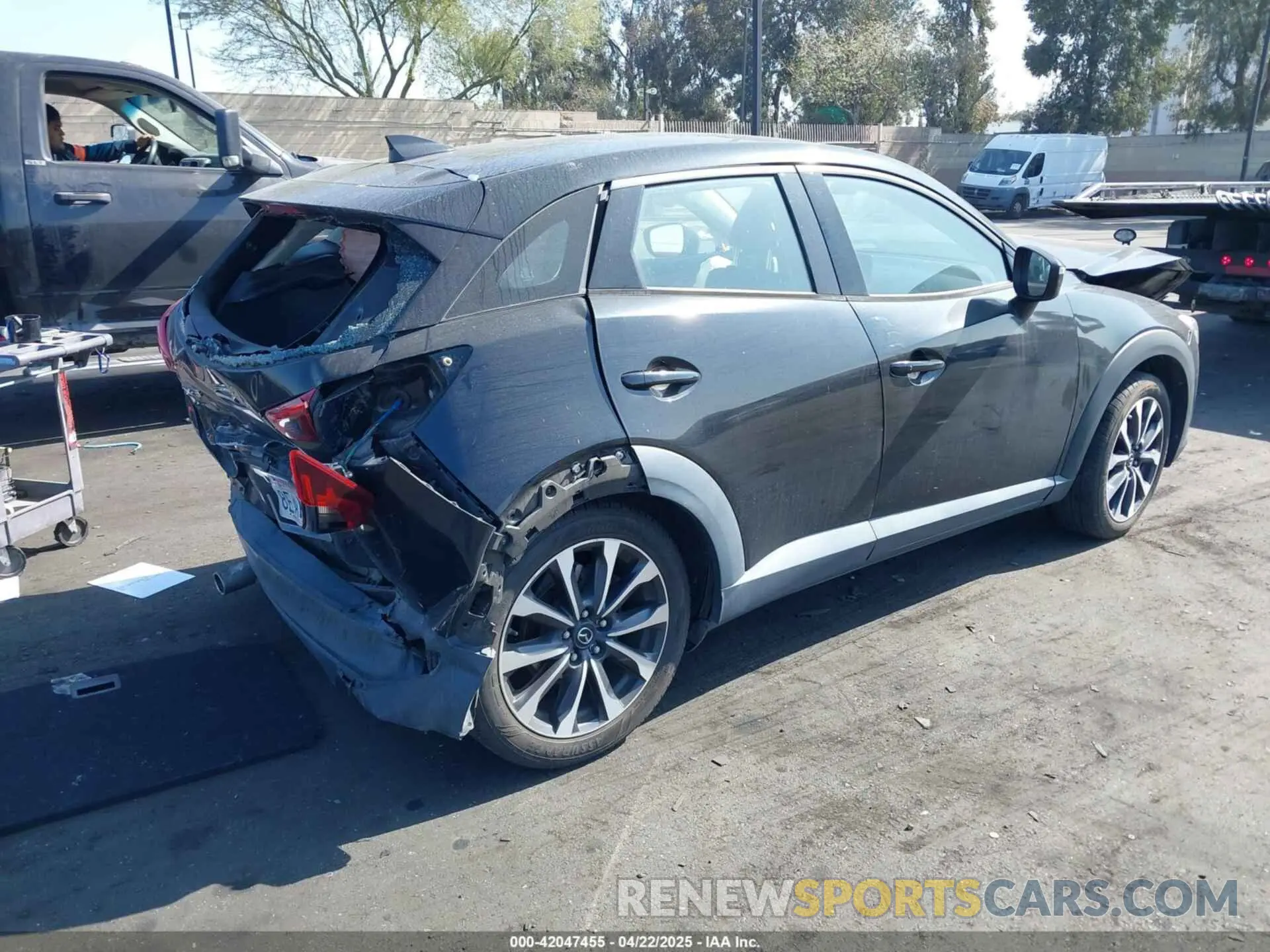 4 fotografías del automóvil dañado JM1DKDC7XK1406974 MAZDA CX-3 2019