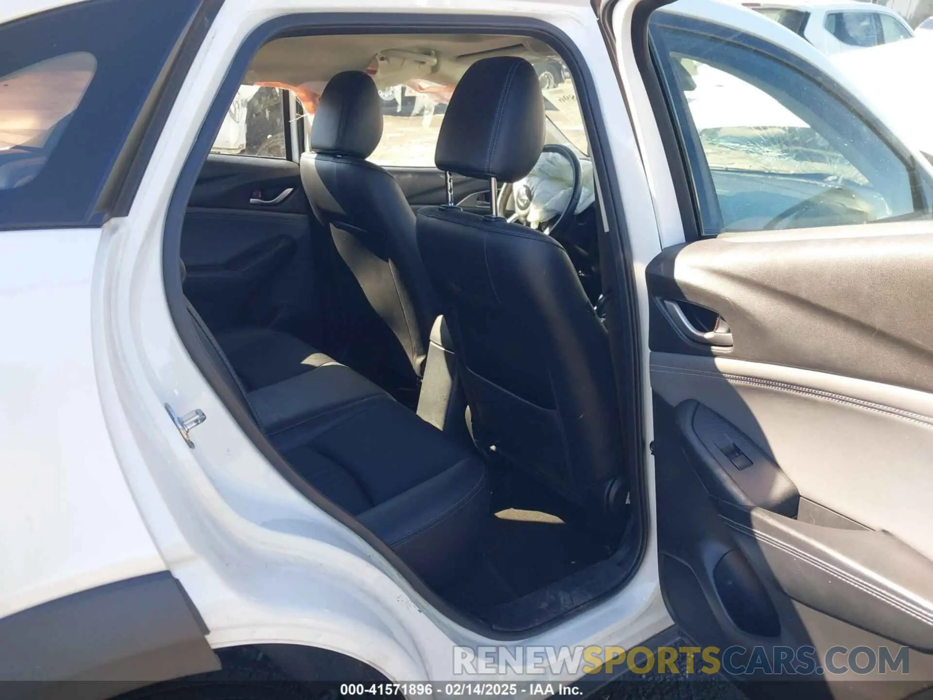 8 fotografías del automóvil dañado JM1DKFC70K0428242 MAZDA CX-3 2019