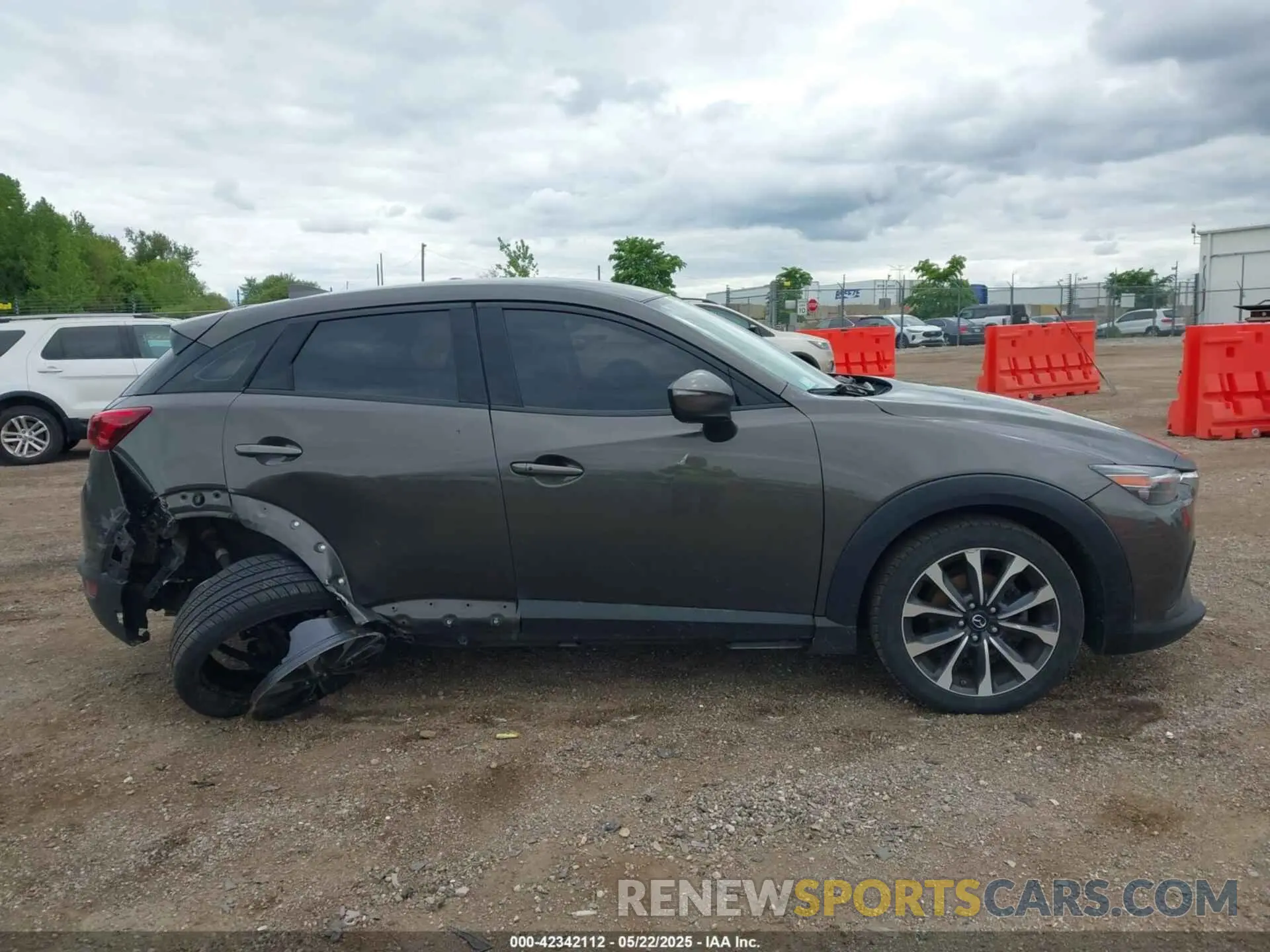 13 fotografías del automóvil dañado JM1DKFC7XK0408029 MAZDA CX-3 2019