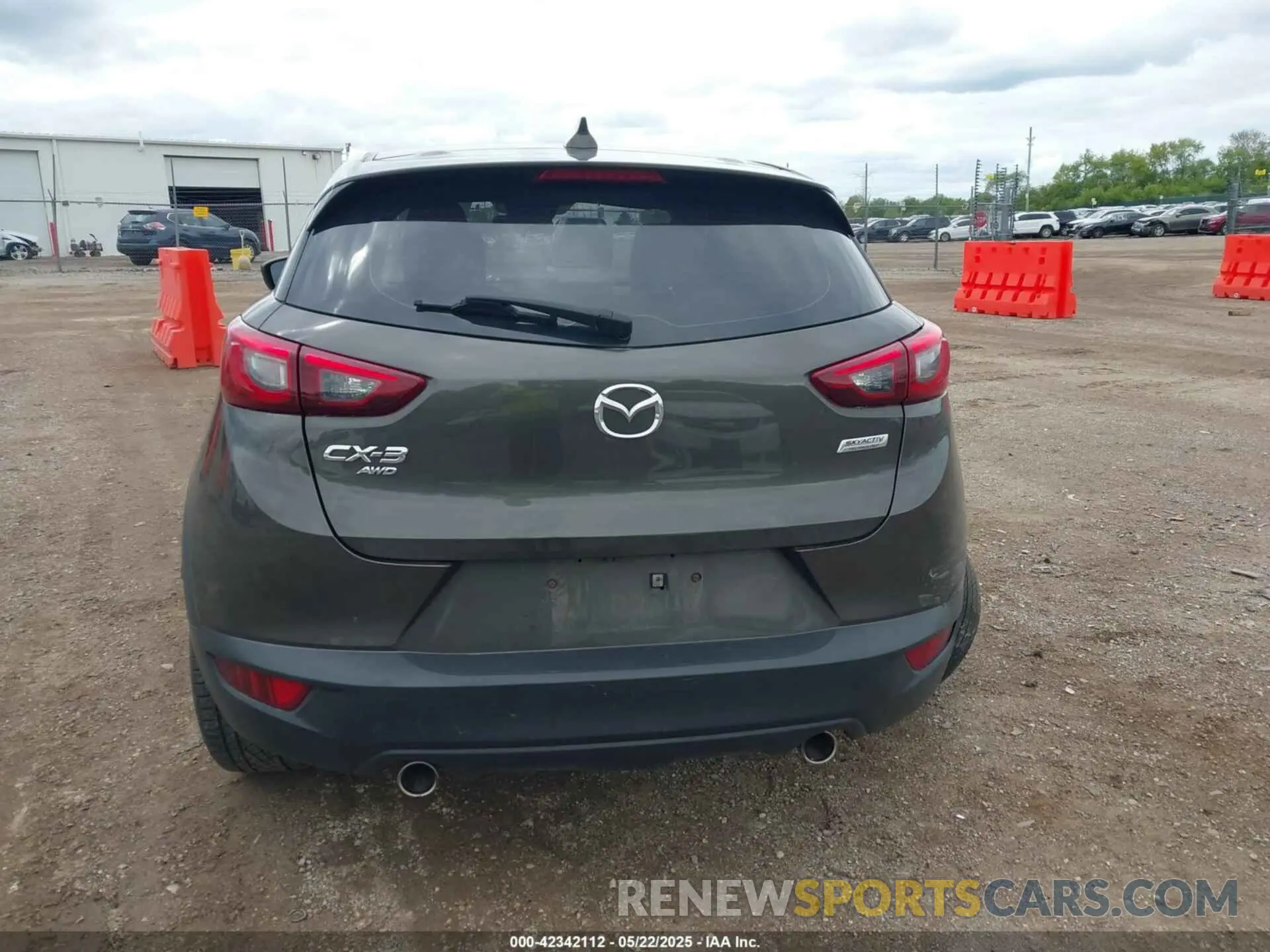 16 fotografías del automóvil dañado JM1DKFC7XK0408029 MAZDA CX-3 2019