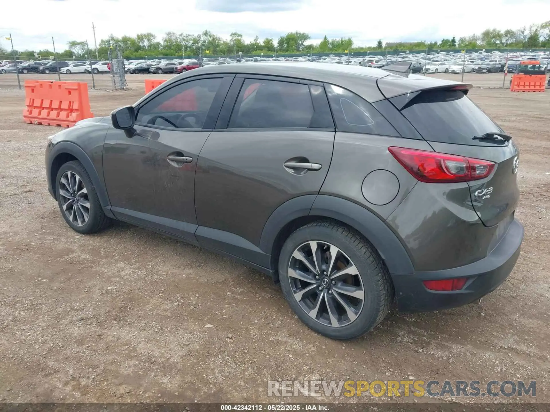 3 fotografías del automóvil dañado JM1DKFC7XK0408029 MAZDA CX-3 2019