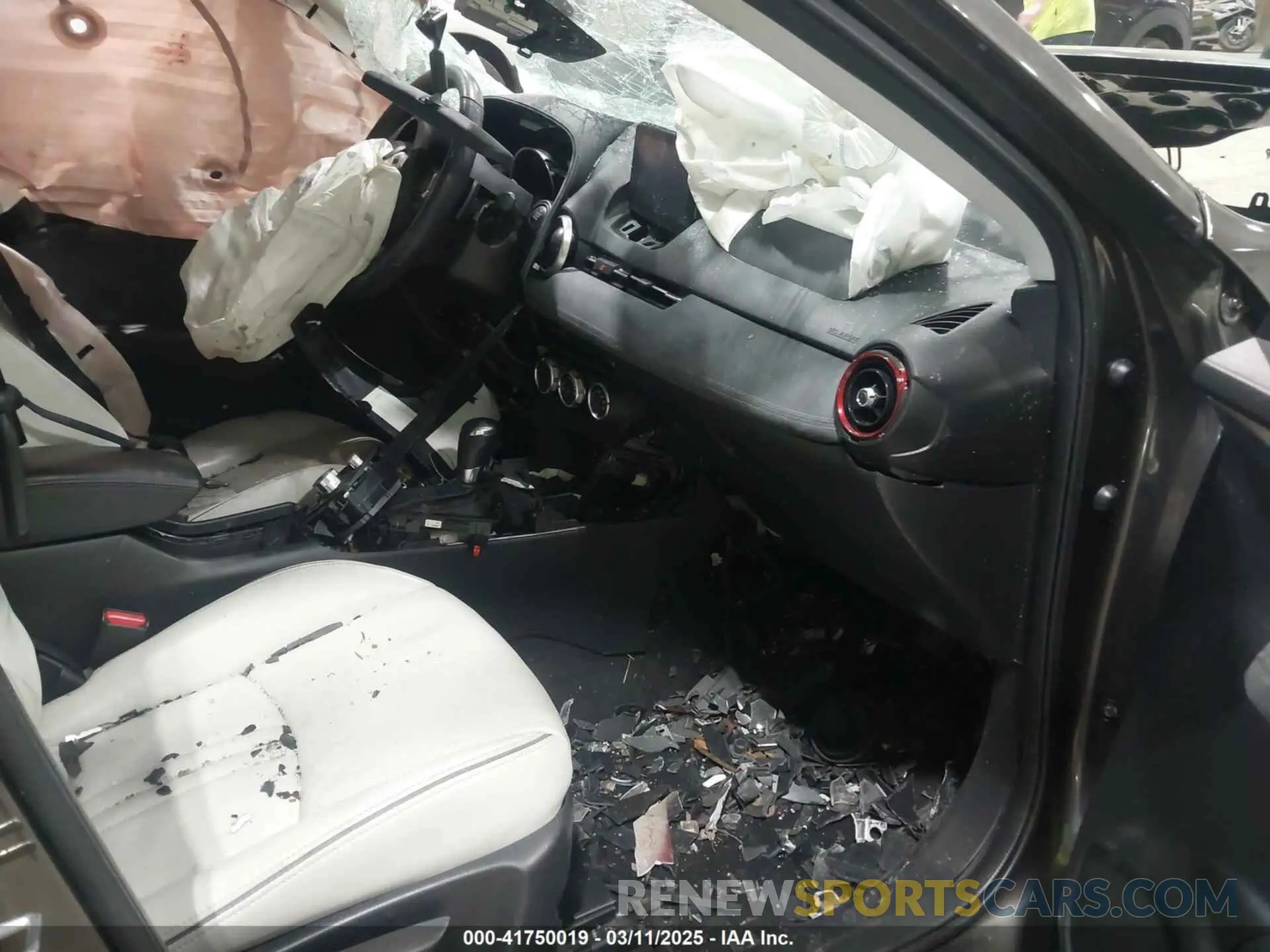 5 fotografías del automóvil dañado JM1DKFD71K0415739 MAZDA CX-3 2019
