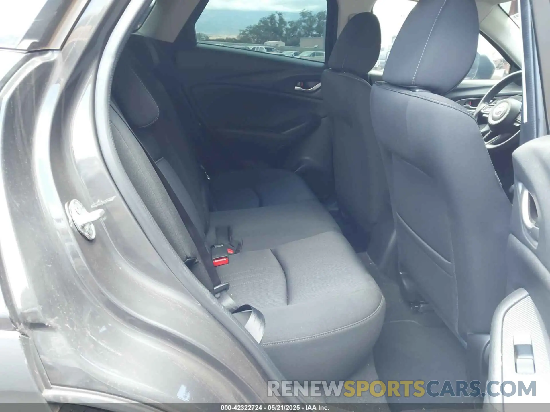 8 fotografías del automóvil dañado JM1DKDB78L1469686 MAZDA CX-3 2020