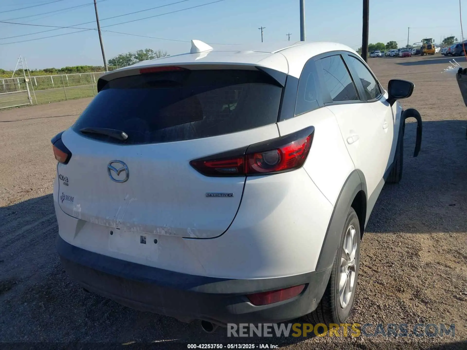 4 fotografías del automóvil dañado JM1DKFB70M1516397 MAZDA CX-3 2021