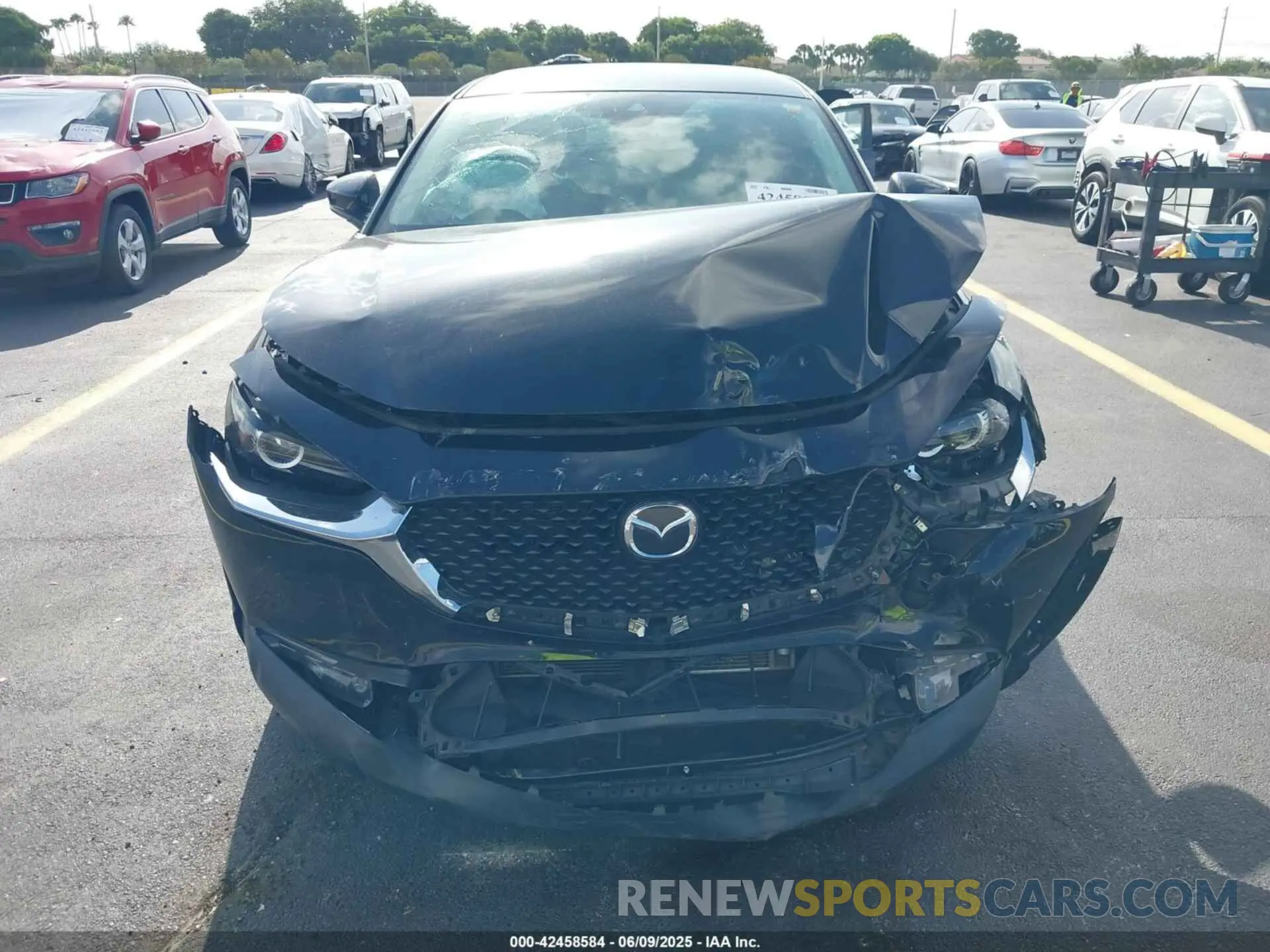 12 fotografías del automóvil dañado 3MVDMACL8LM102115 MAZDA CX-30 2020