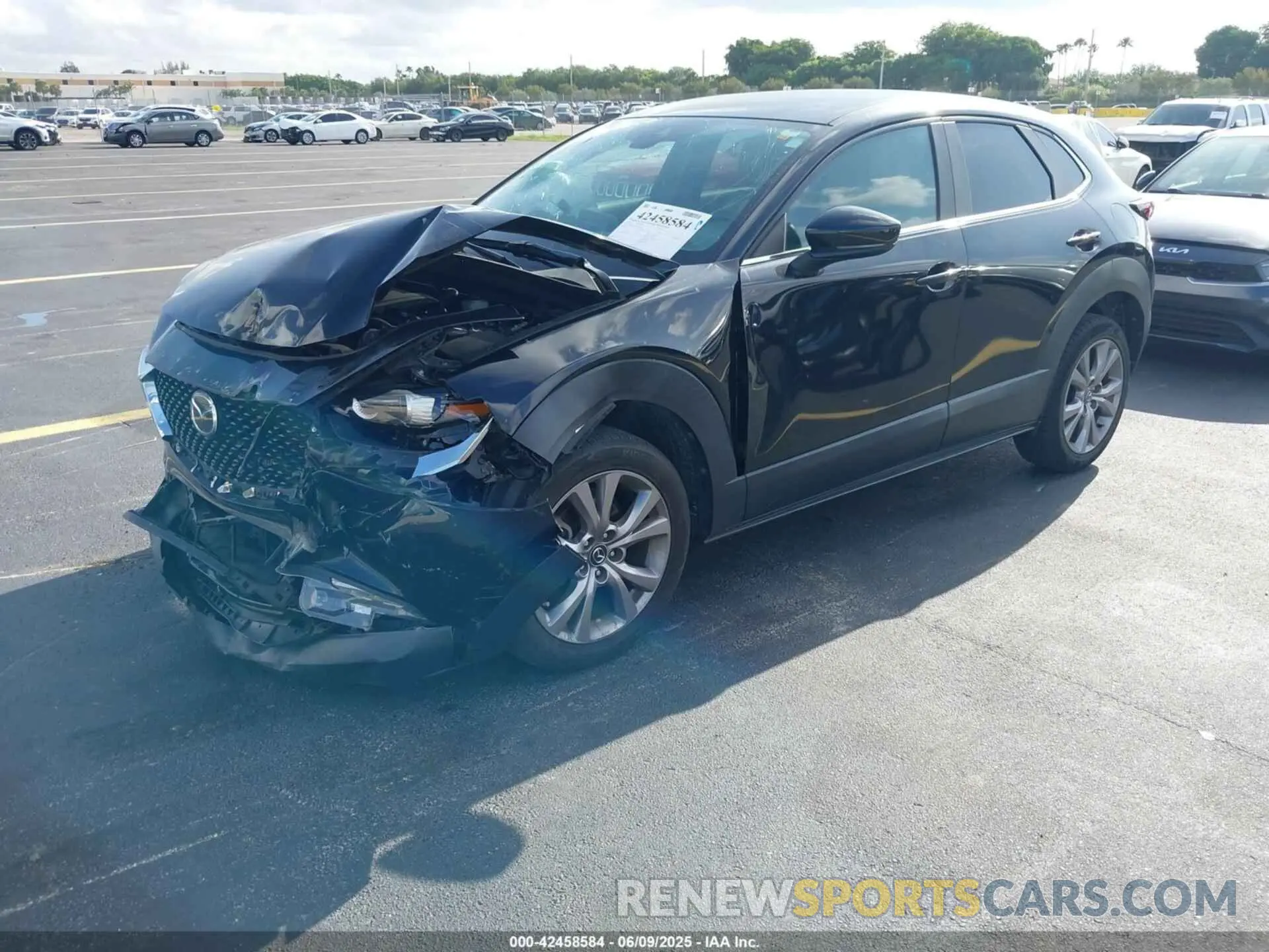 2 fotografías del automóvil dañado 3MVDMACL8LM102115 MAZDA CX-30 2020