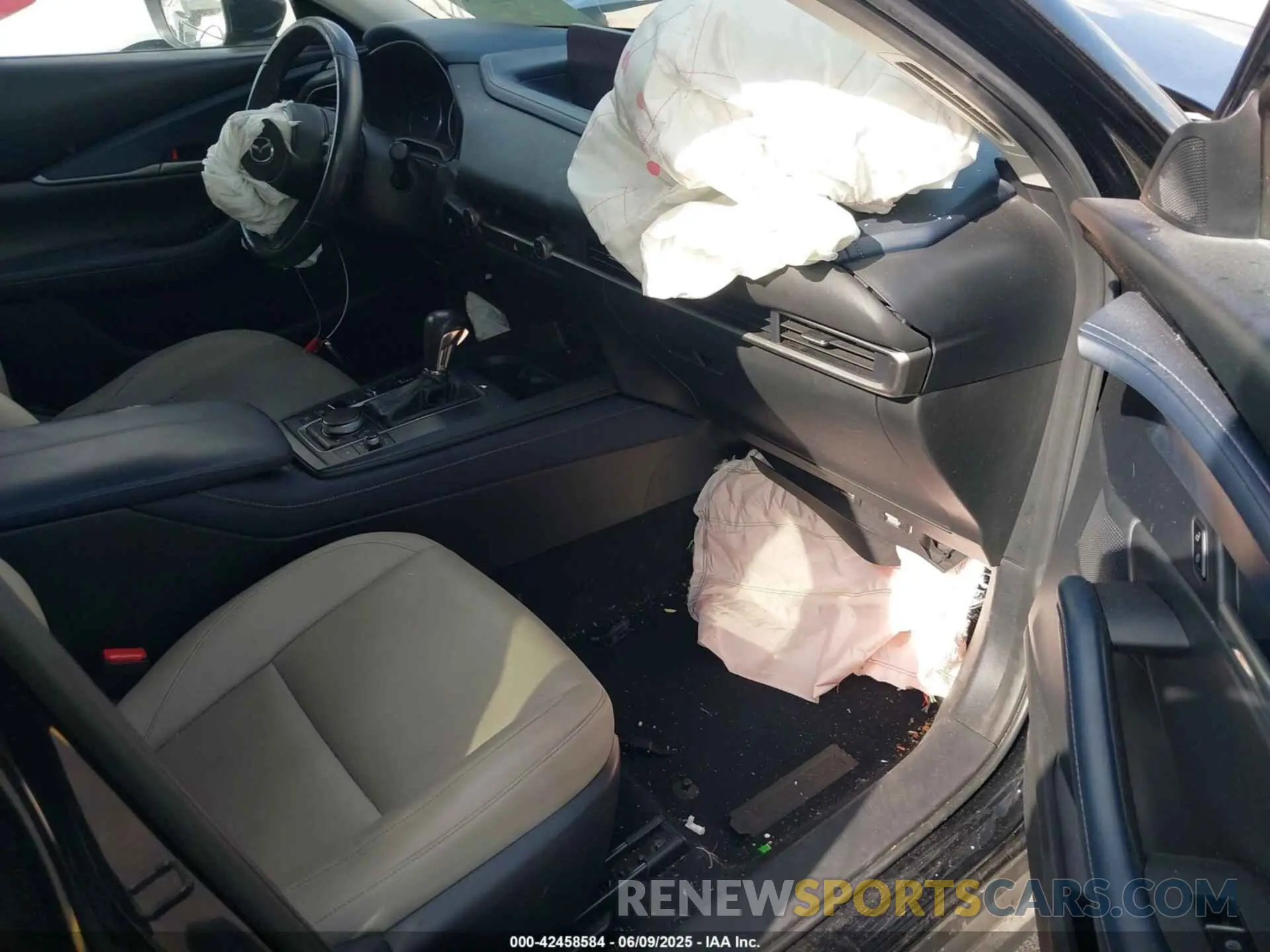 5 fotografías del automóvil dañado 3MVDMACL8LM102115 MAZDA CX-30 2020