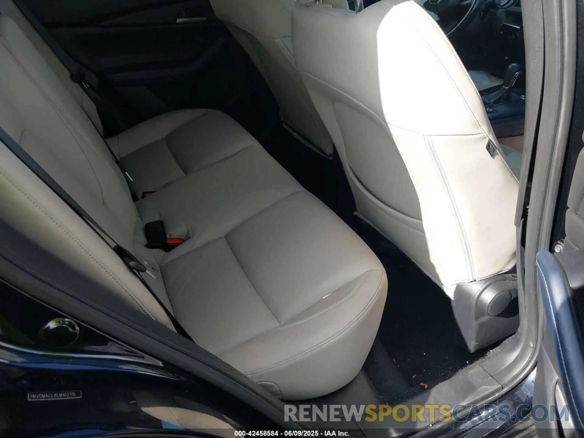 8 fotografías del automóvil dañado 3MVDMACL8LM102115 MAZDA CX-30 2020