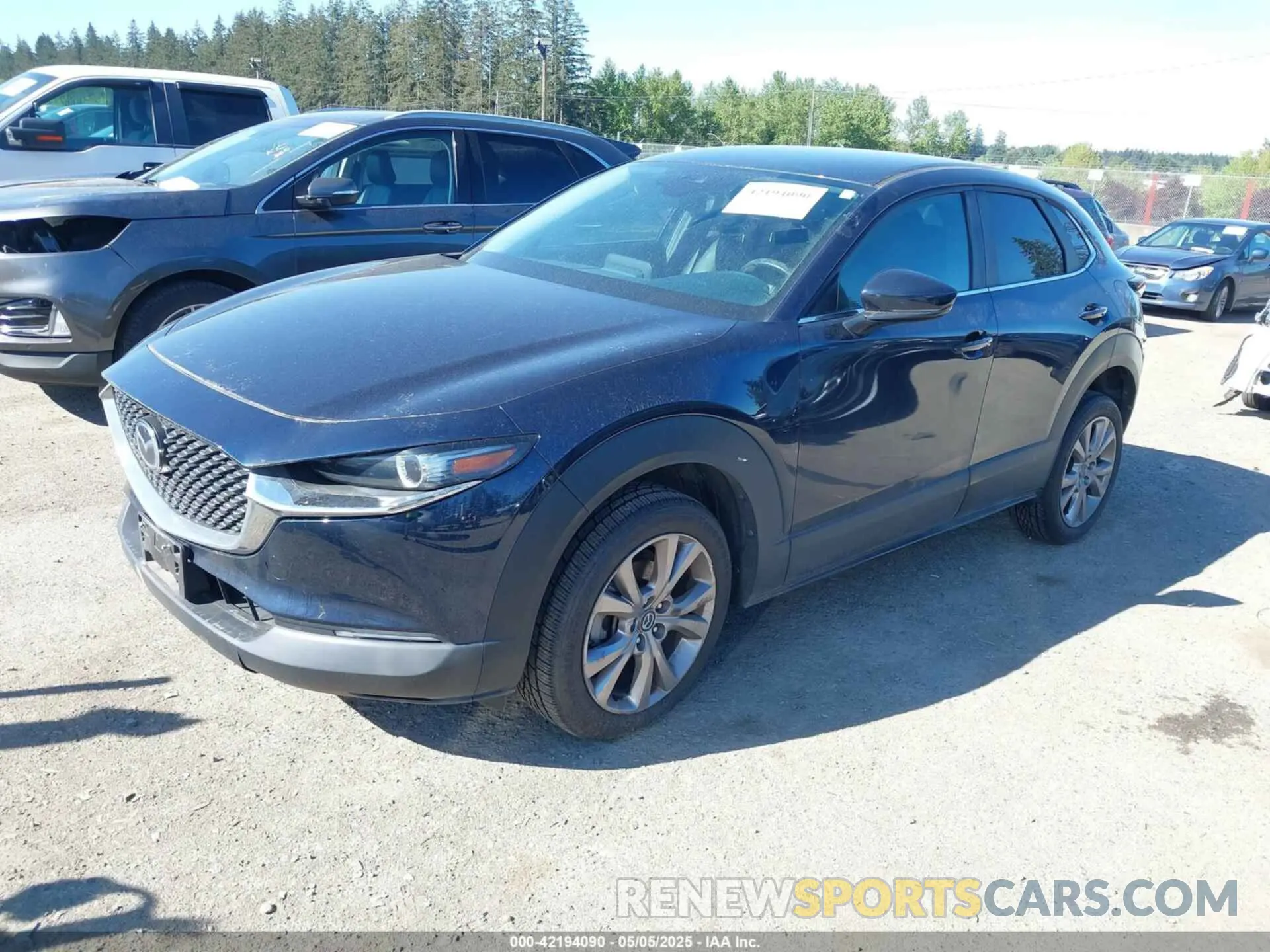 2 fotografías del automóvil dañado 3MVDMBCL4LM140110 MAZDA CX-30 2020