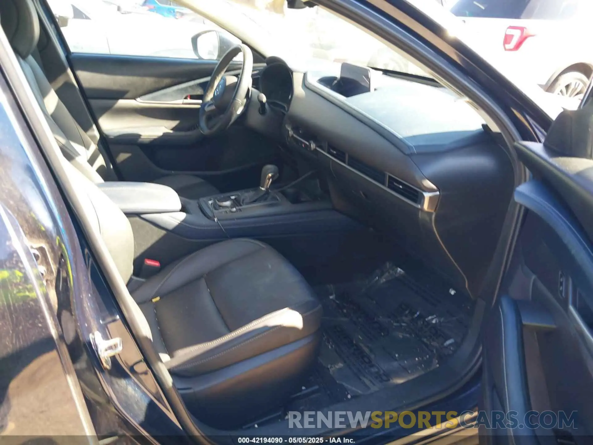 5 fotografías del automóvil dañado 3MVDMBCL4LM140110 MAZDA CX-30 2020