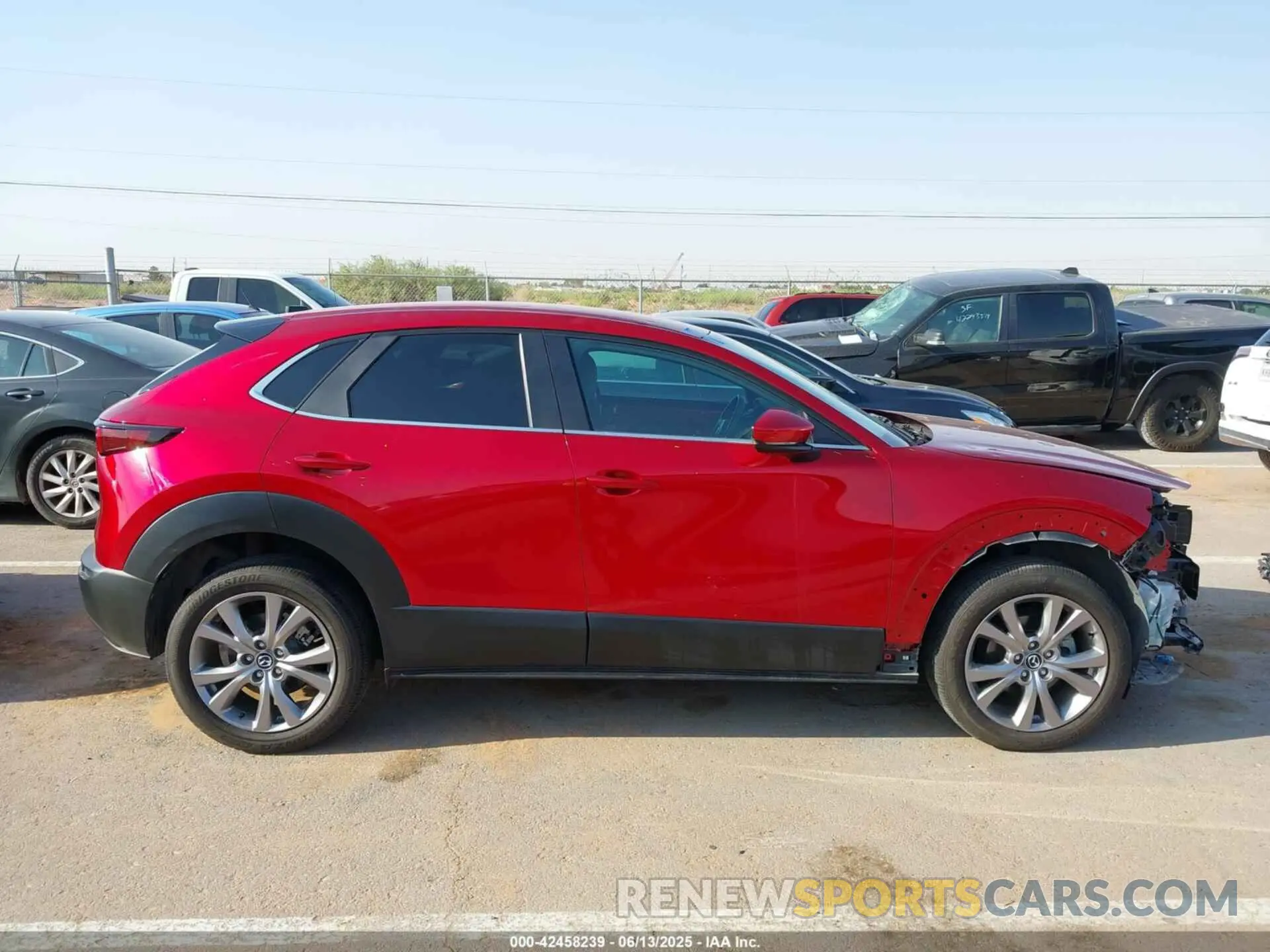13 fotografías del automóvil dañado 3MVDMBCL9LM108964 MAZDA CX-30 2020