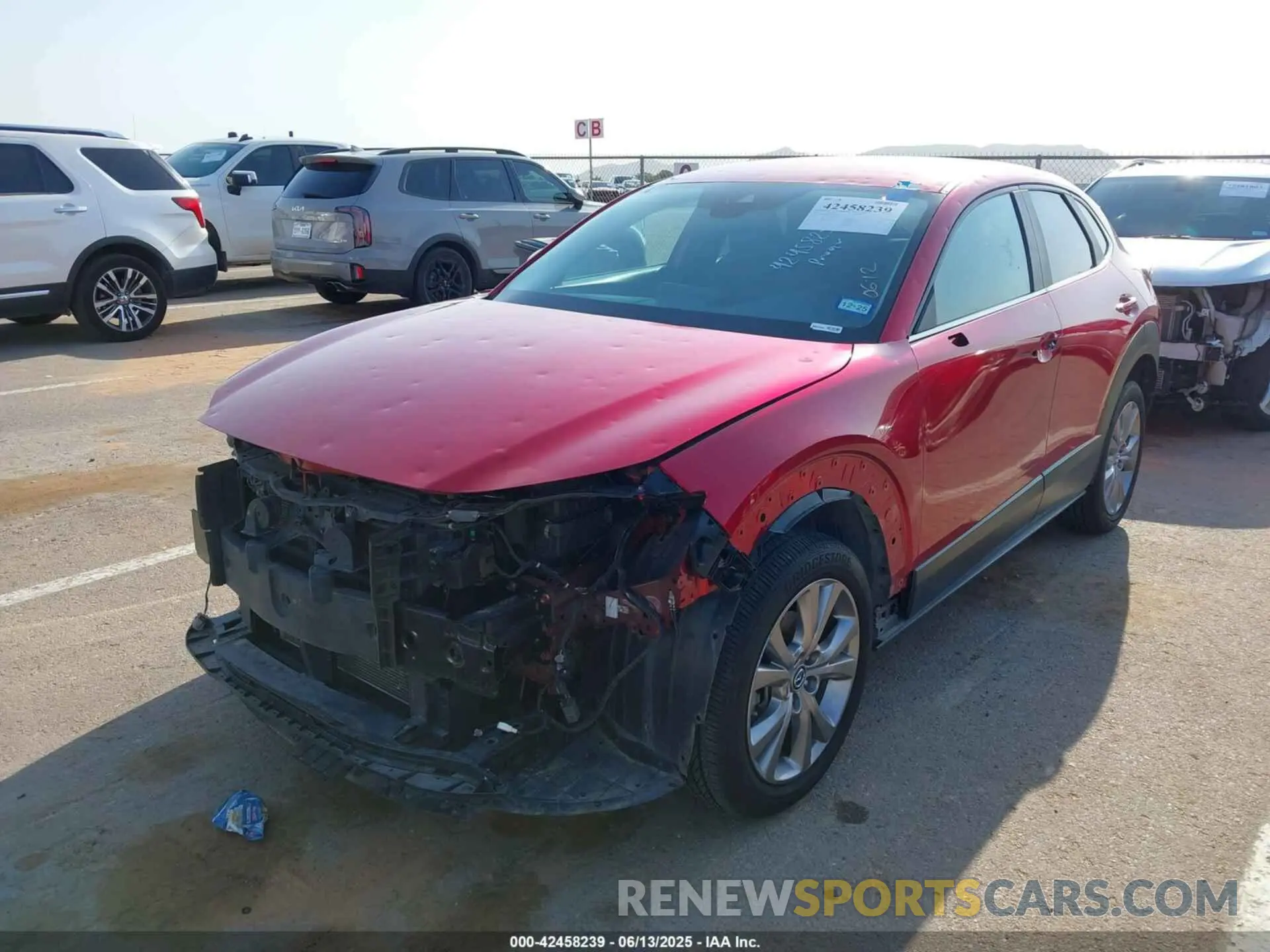 2 fotografías del automóvil dañado 3MVDMBCL9LM108964 MAZDA CX-30 2020