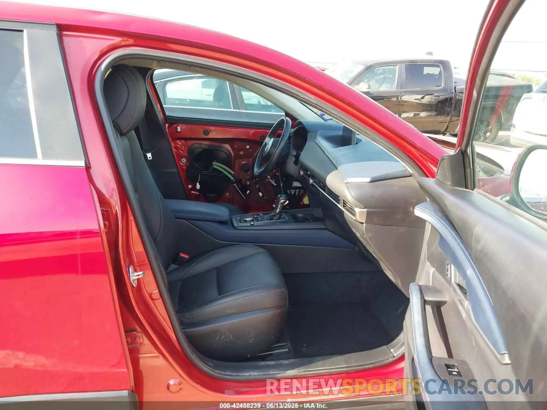 5 fotografías del automóvil dañado 3MVDMBCL9LM108964 MAZDA CX-30 2020