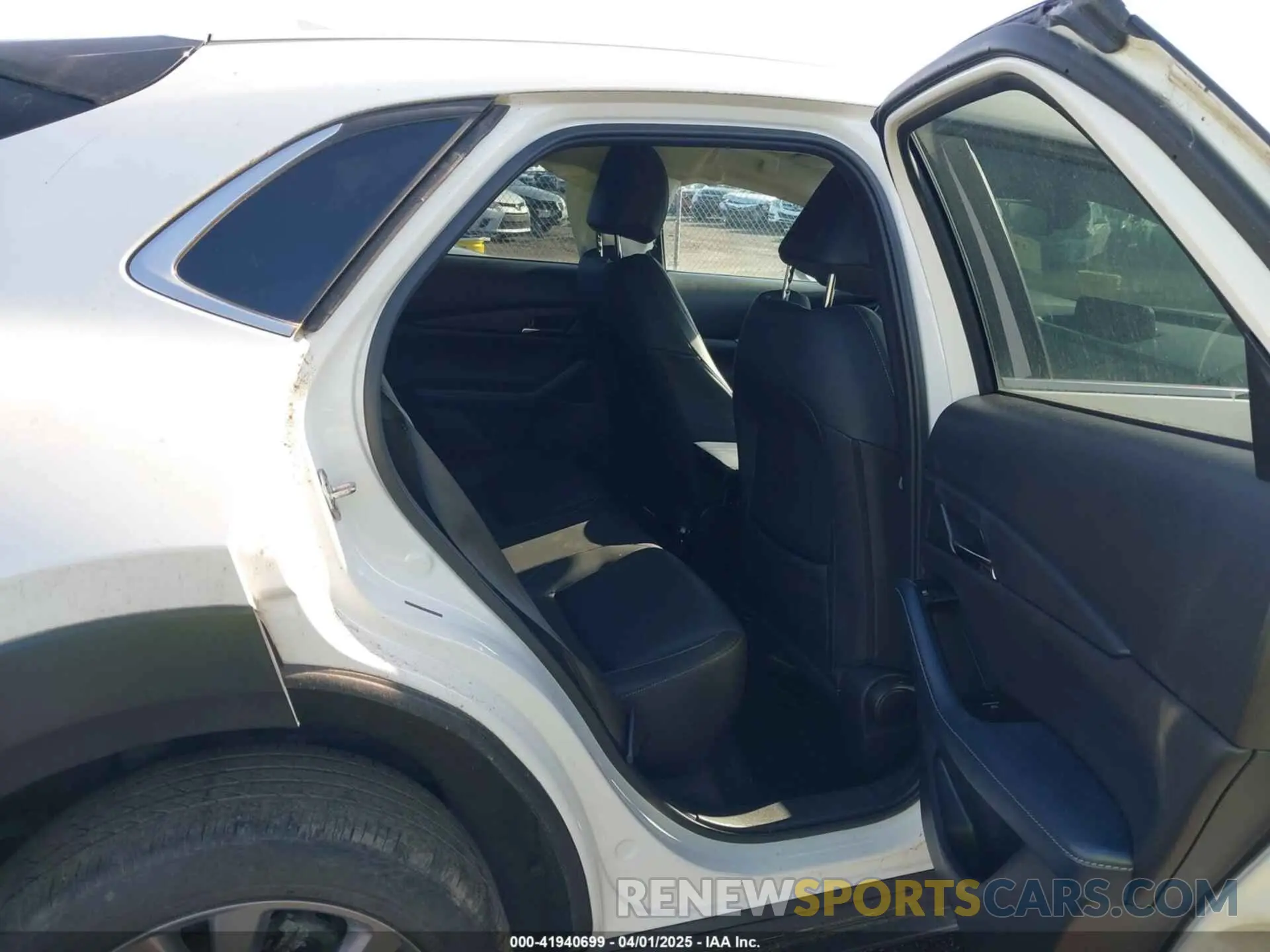 8 fotografías del automóvil dañado 3MVDMBDL6LM135604 MAZDA CX-30 2020