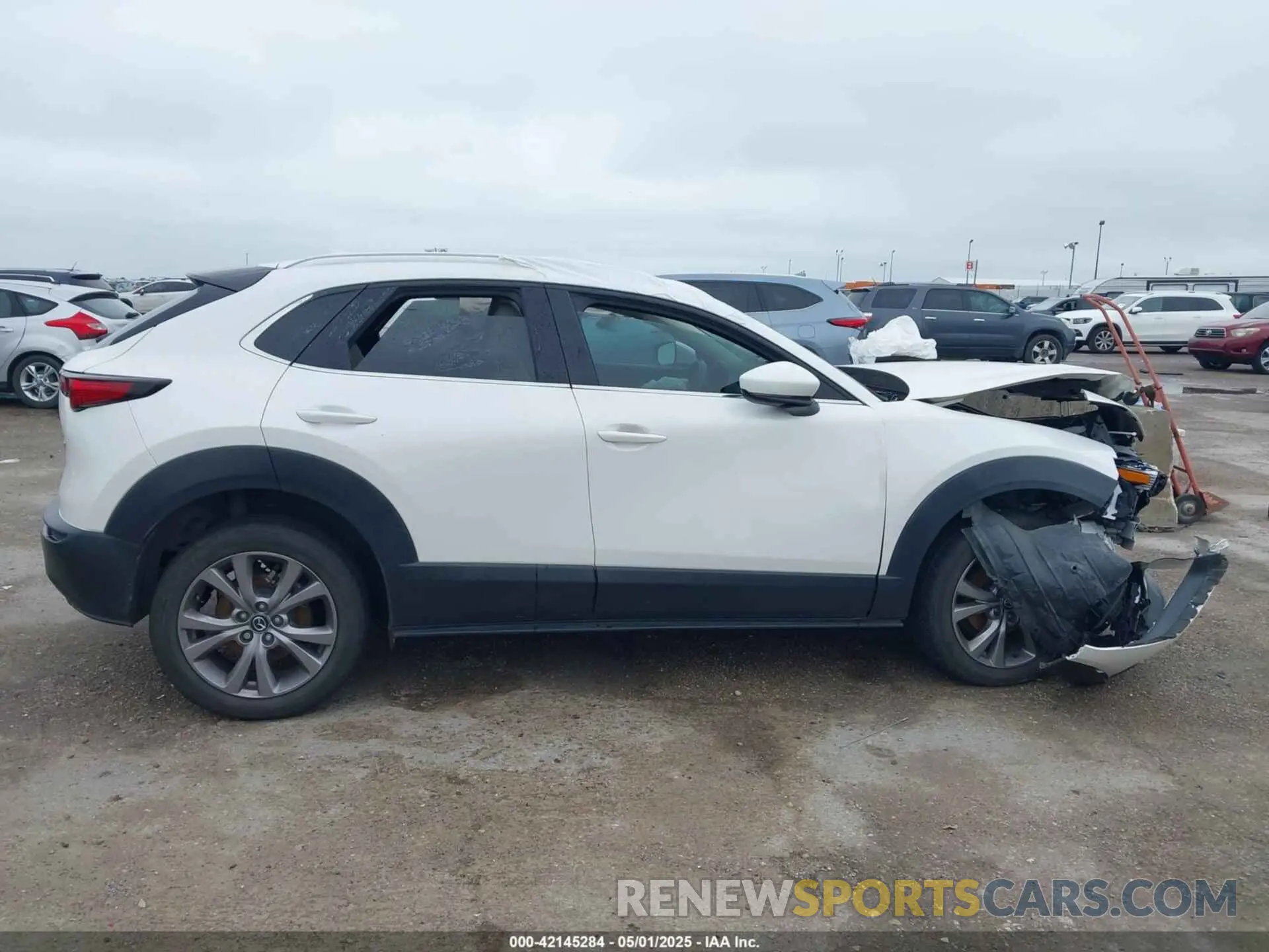 13 fotografías del automóvil dañado 3MVDMBEM1LM121942 MAZDA CX-30 2020