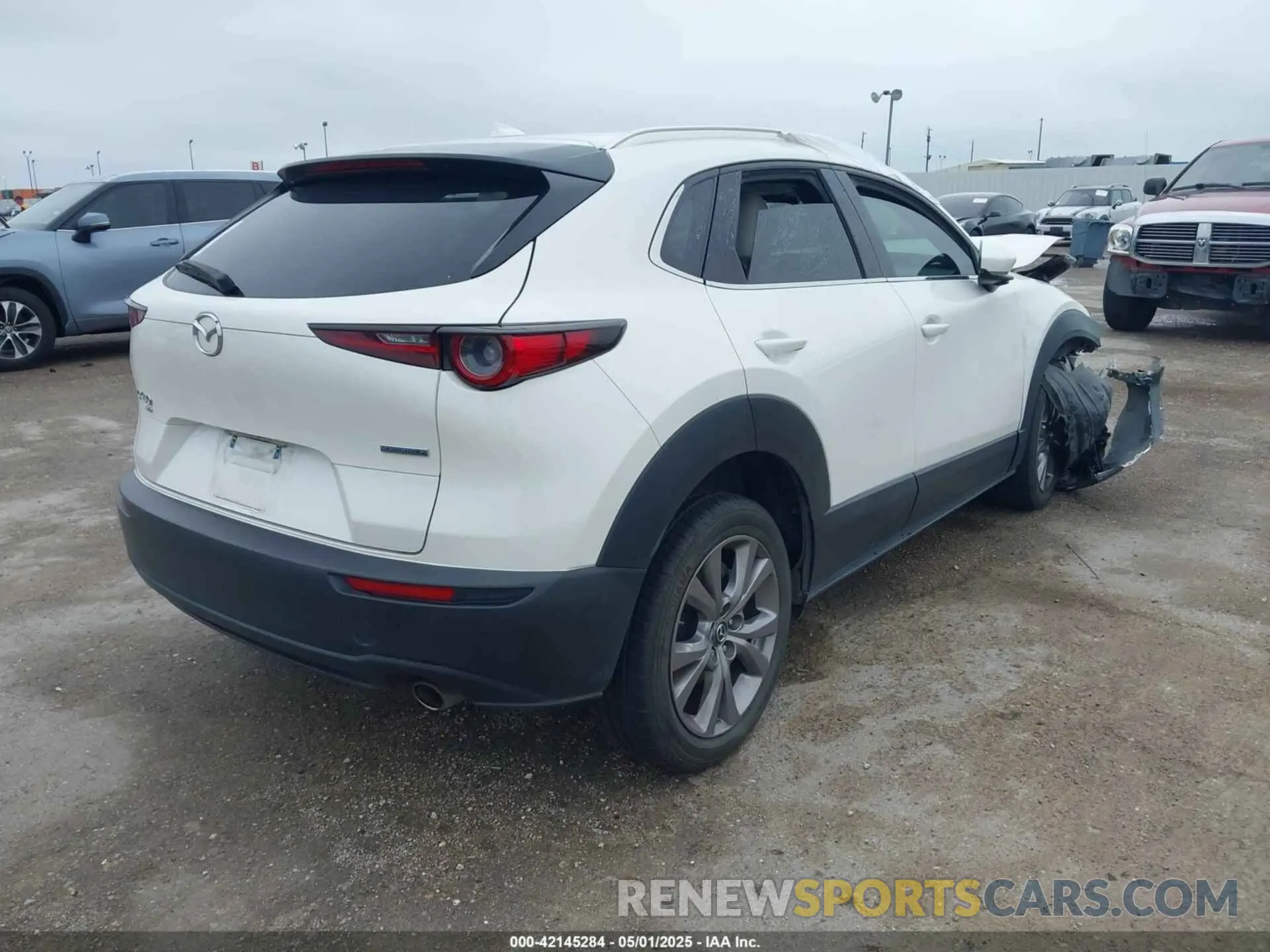 4 fotografías del automóvil dañado 3MVDMBEM1LM121942 MAZDA CX-30 2020