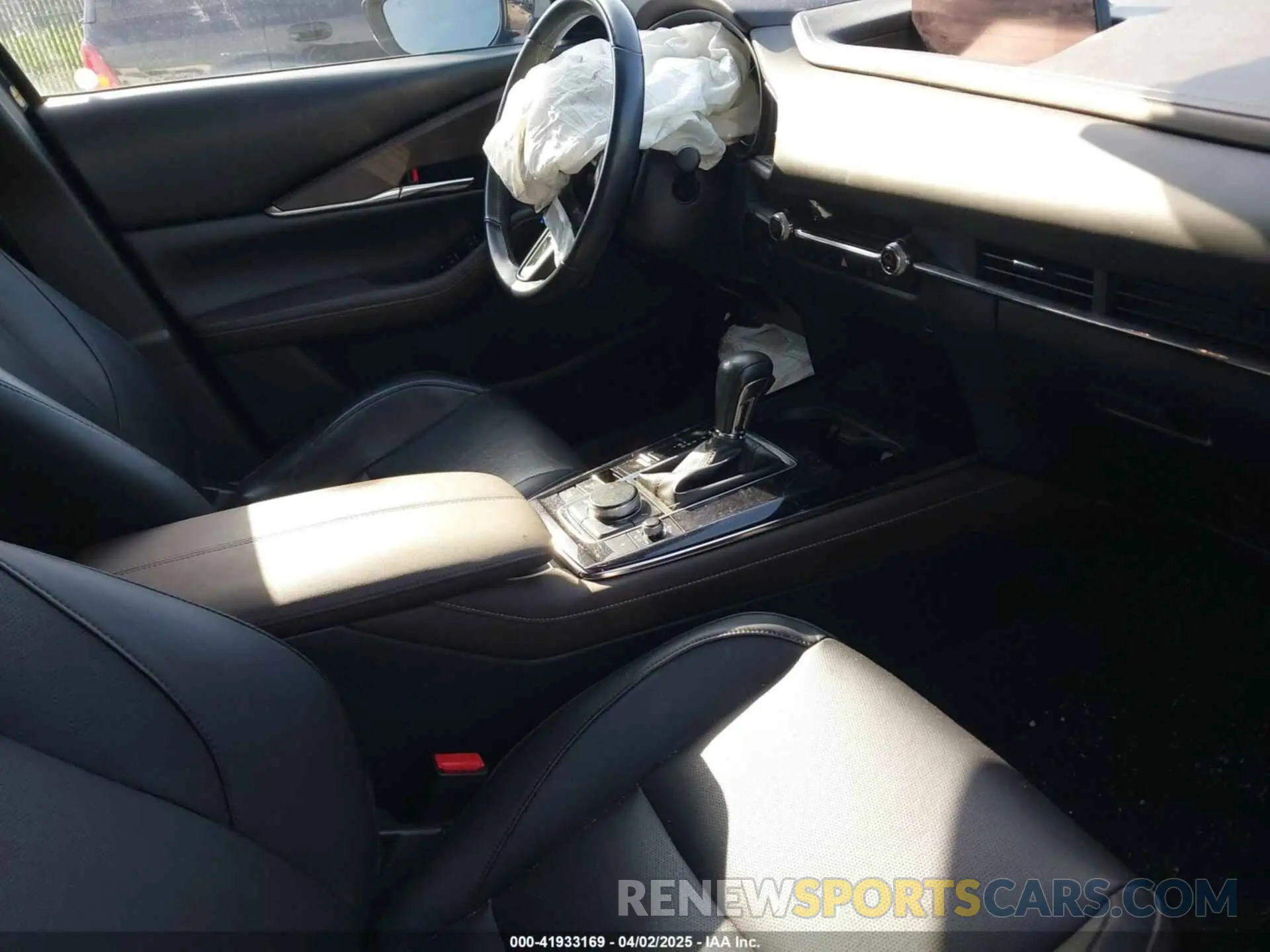 5 fotografías del automóvil dañado 3MVDMBEM1LM128325 MAZDA CX-30 2020