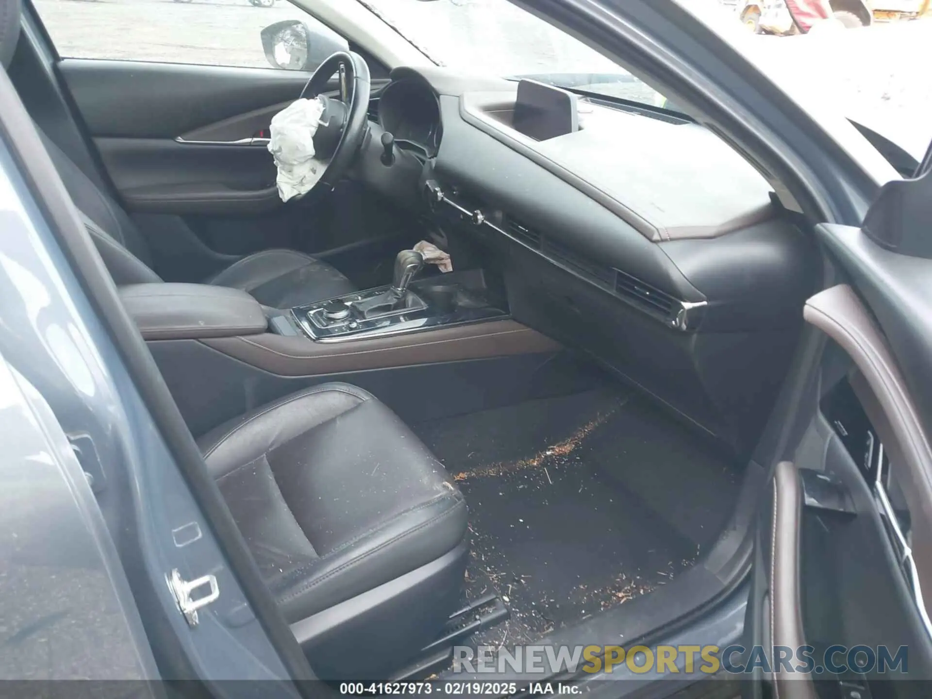 5 fotografías del automóvil dañado 3MVDMBEM4LM134653 MAZDA CX-30 2020