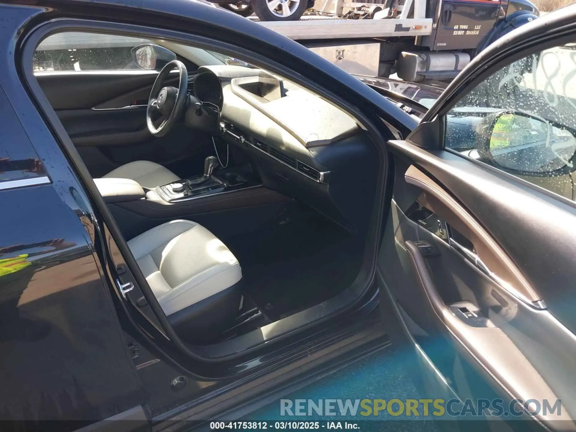 5 fotografías del automóvil dañado 3MVDMBEM5LM106120 MAZDA CX-30 2020