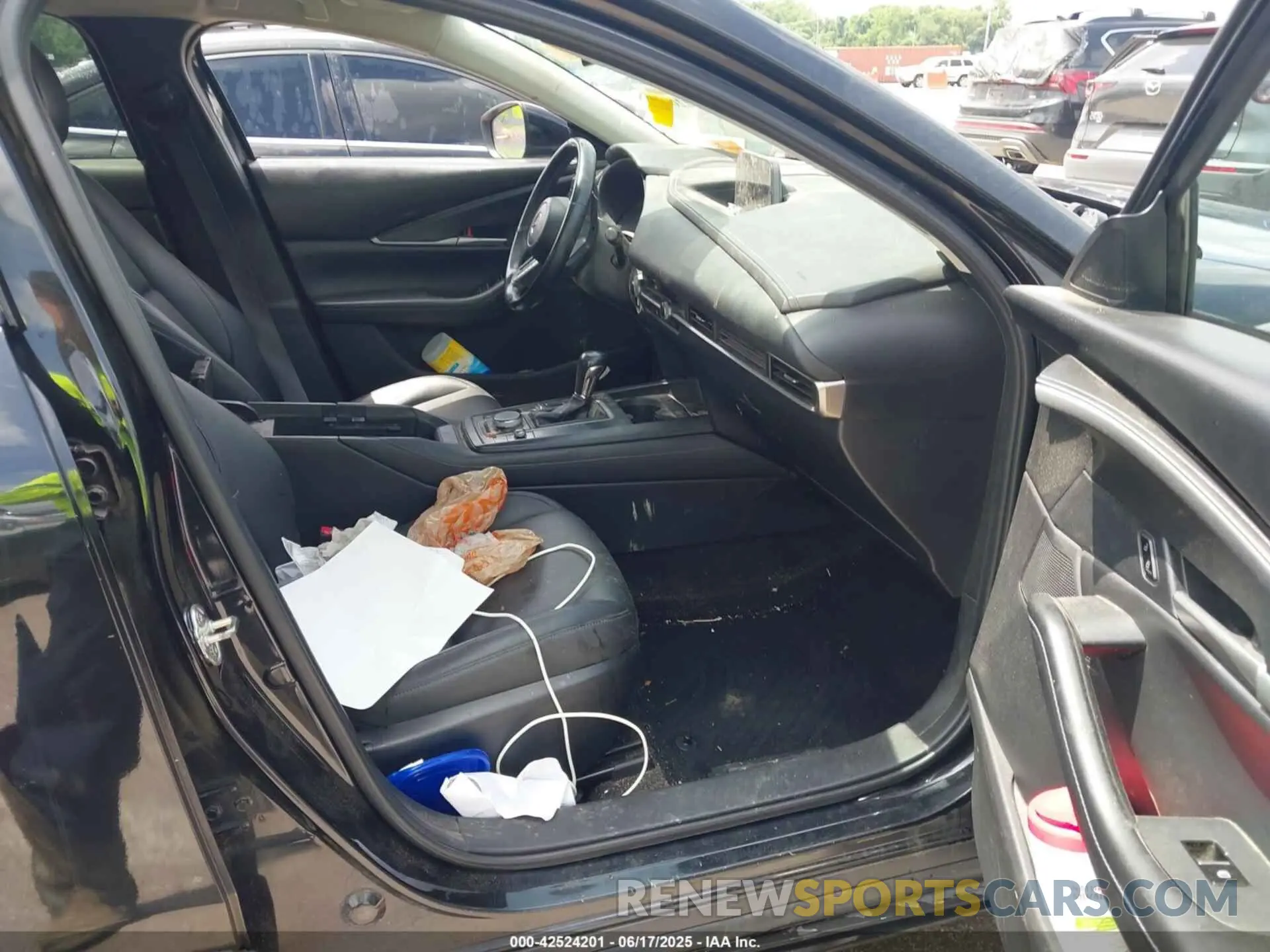 5 fotografías del automóvil dañado 3MVDMABL2MM243328 MAZDA CX-30 2021