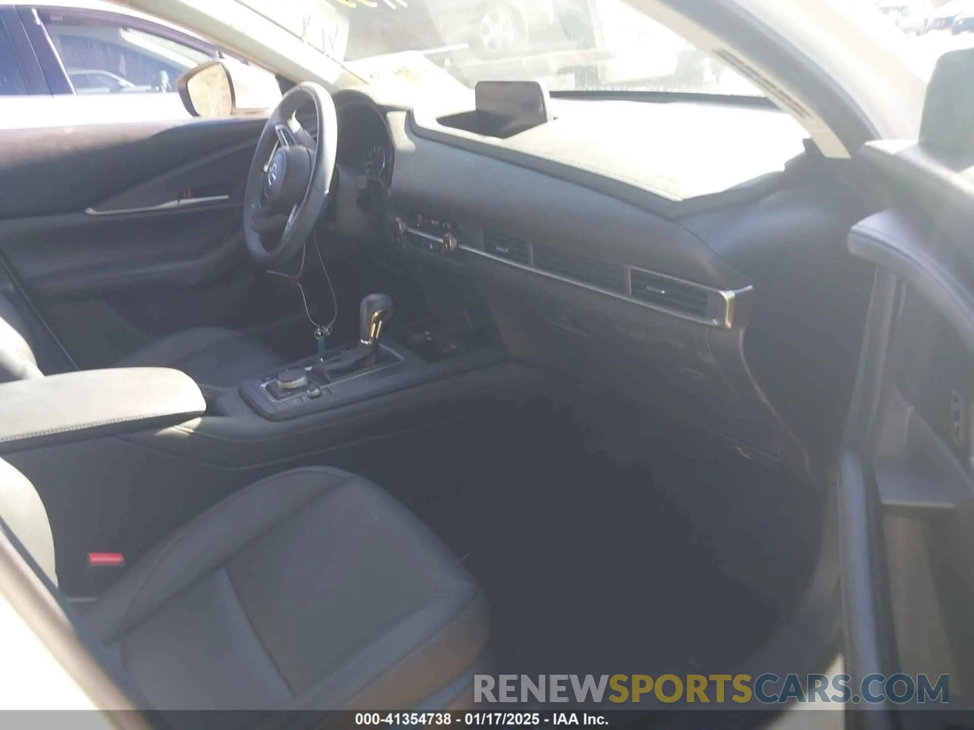 5 fotografías del automóvil dañado 3MVDMABL3MM239692 MAZDA CX-30 2021