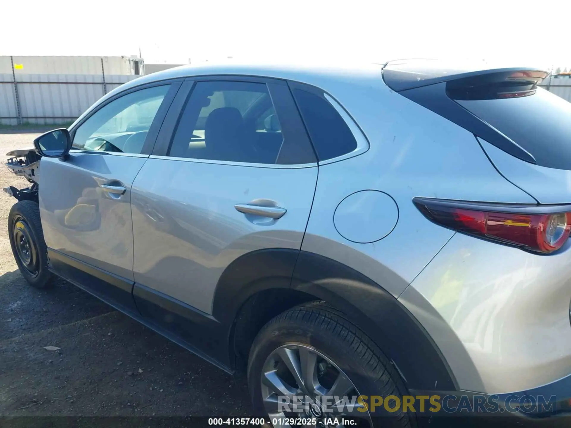 15 fotografías del automóvil dañado 3MVDMABL8MM212018 MAZDA CX-30 2021