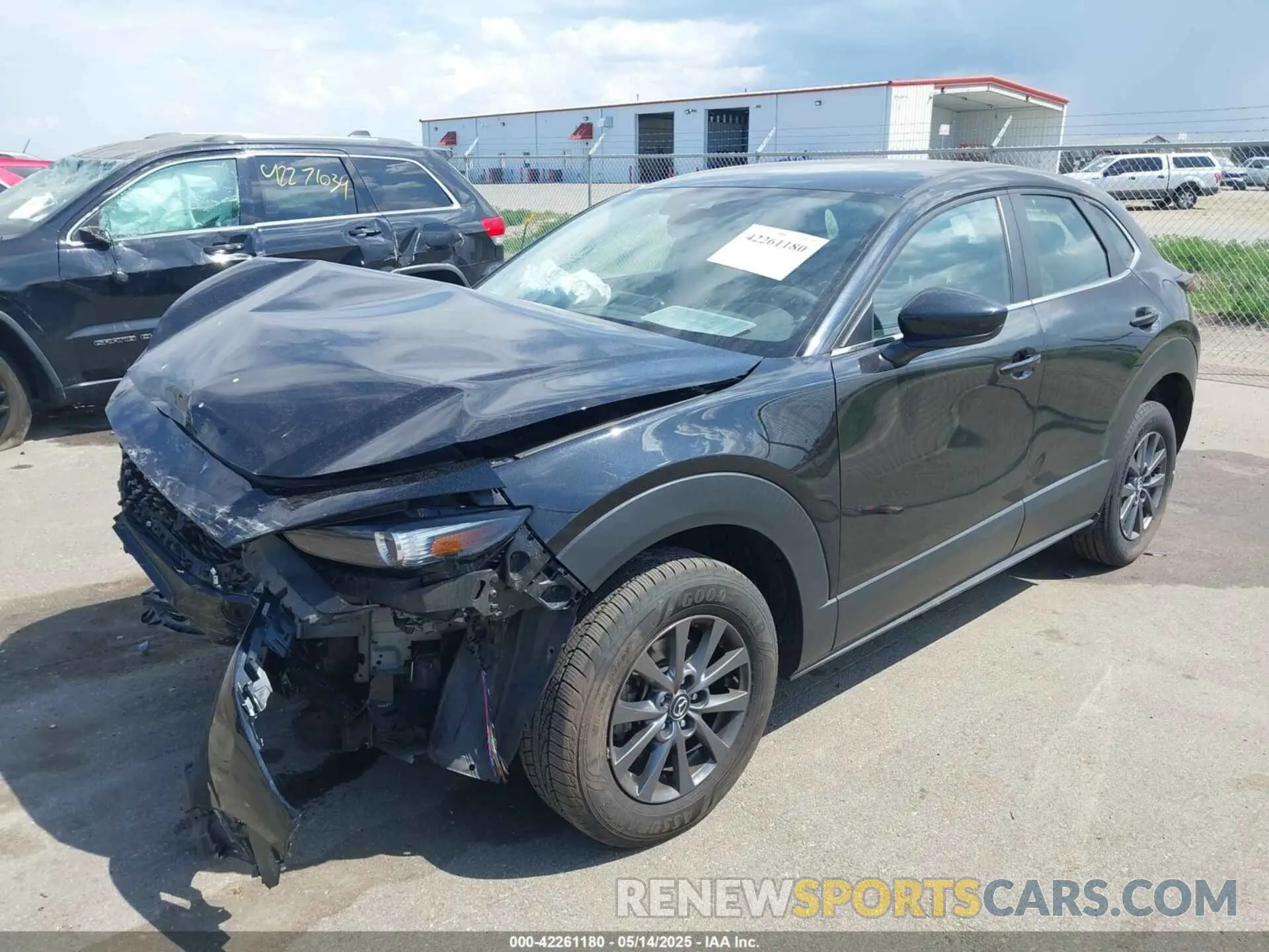 2 fotografías del automóvil dañado 3MVDMBAL0MM254030 MAZDA CX-30 2021