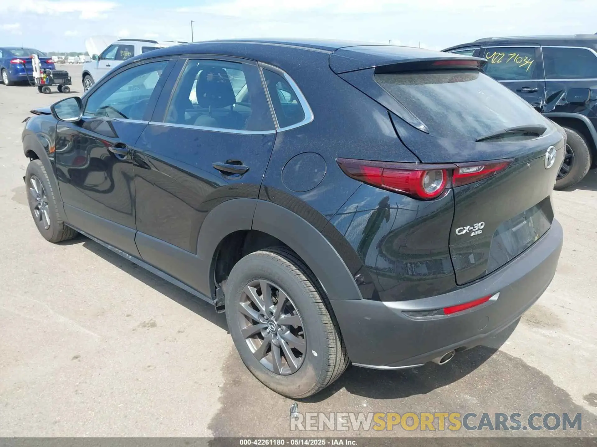 3 fotografías del automóvil dañado 3MVDMBAL0MM254030 MAZDA CX-30 2021