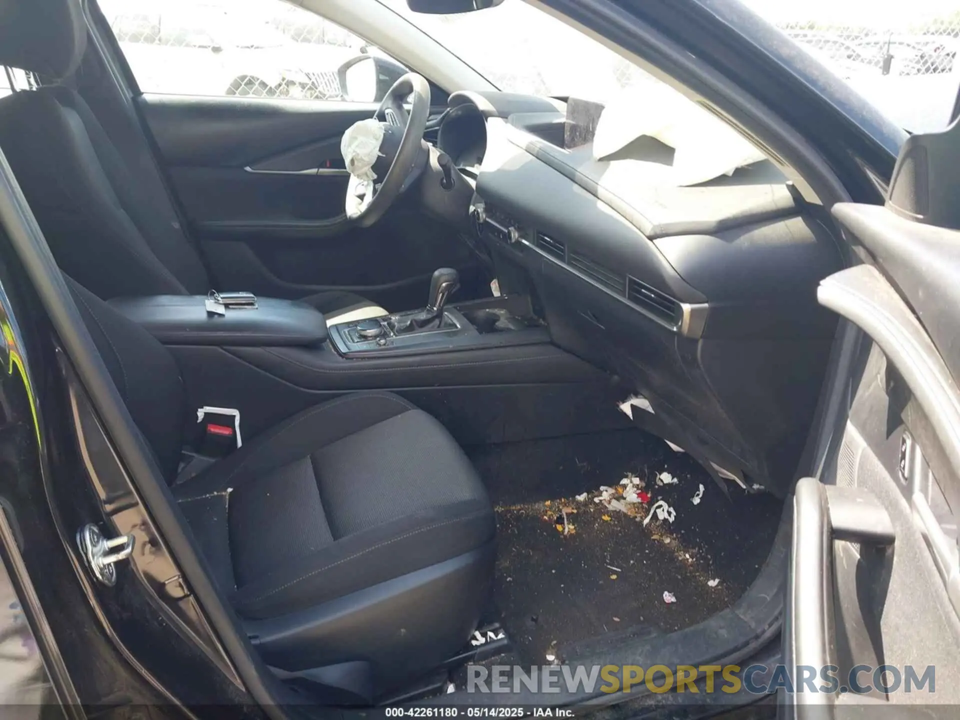 5 fotografías del automóvil dañado 3MVDMBAL0MM254030 MAZDA CX-30 2021