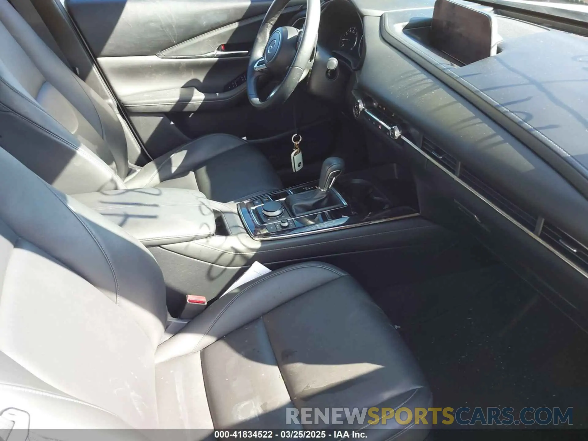 5 fotografías del automóvil dañado 3MVDMBAYXMM250823 MAZDA CX-30 2021