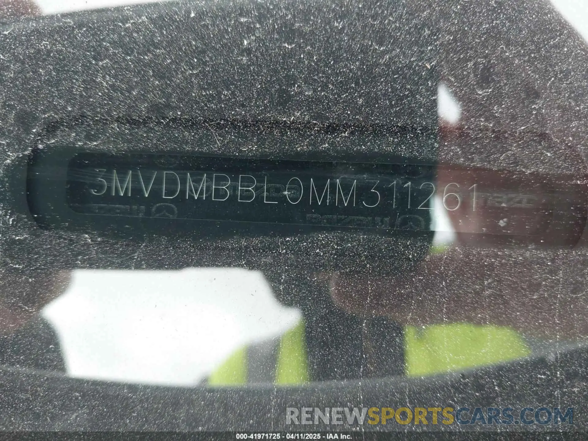 17 fotografías del automóvil dañado 3MVDMBBL0MM311261 MAZDA CX-30 2021