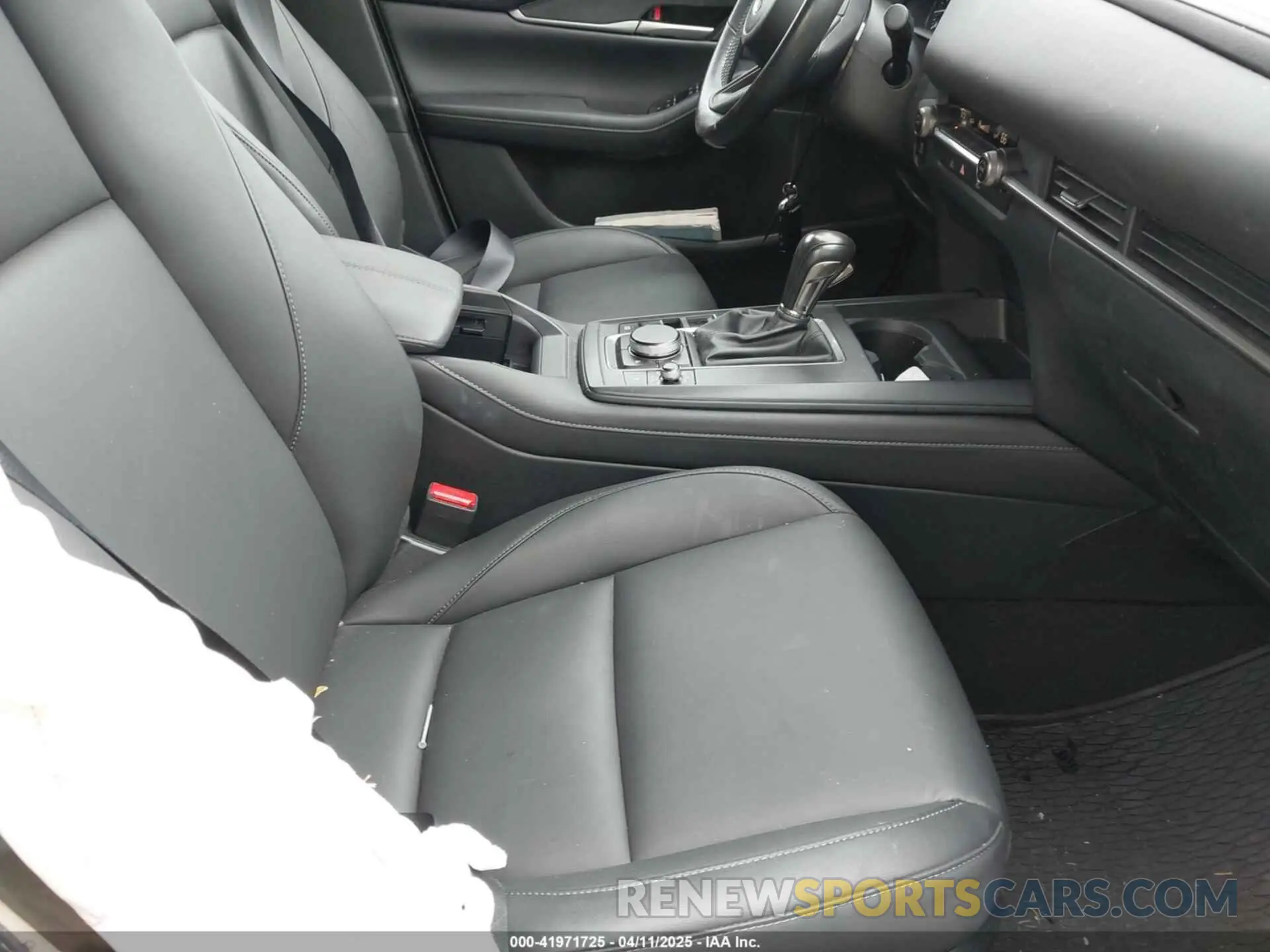 5 fotografías del automóvil dañado 3MVDMBBL0MM311261 MAZDA CX-30 2021