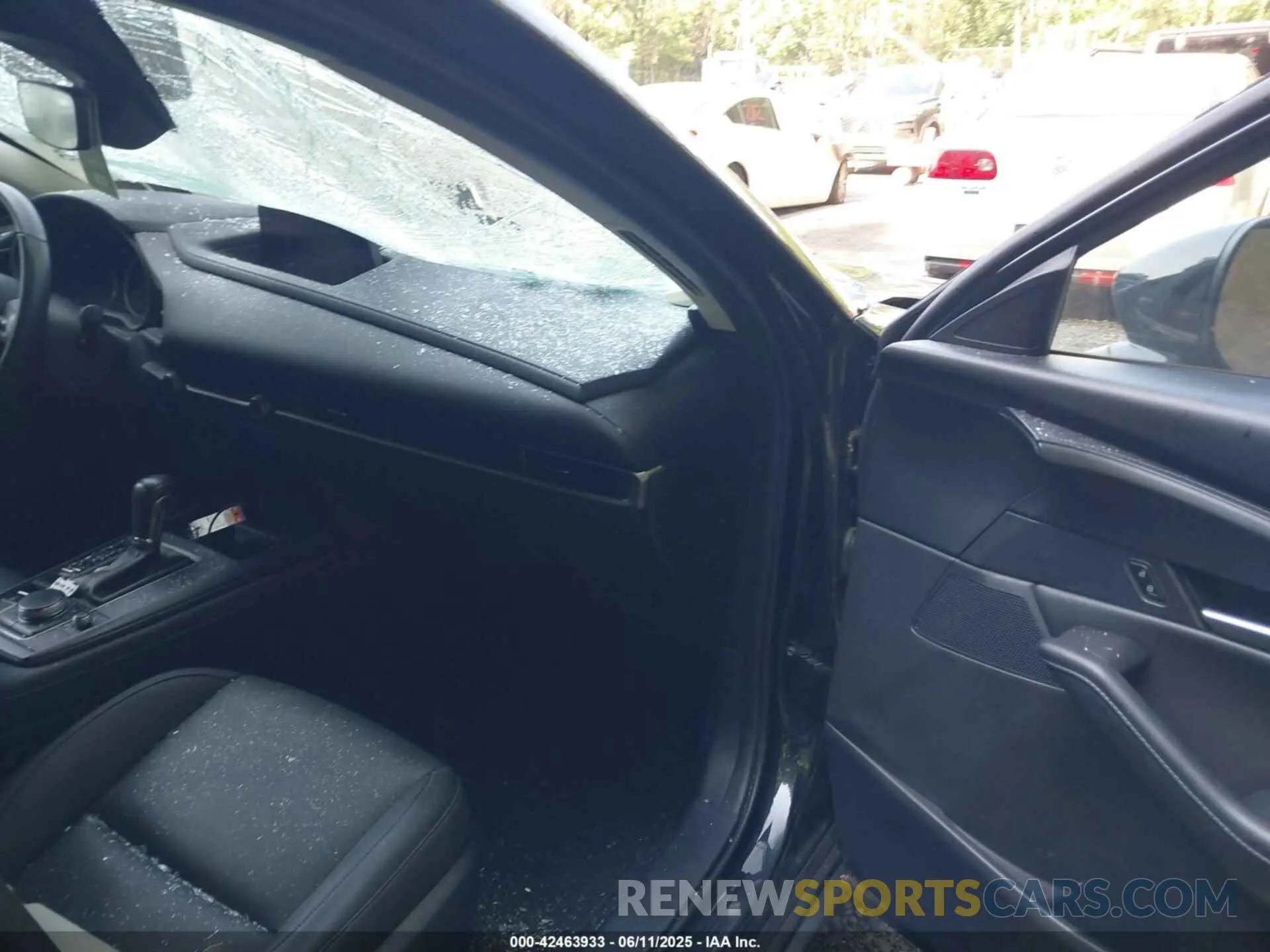 5 fotografías del automóvil dañado 3MVDMBBL1MM234920 MAZDA CX-30 2021