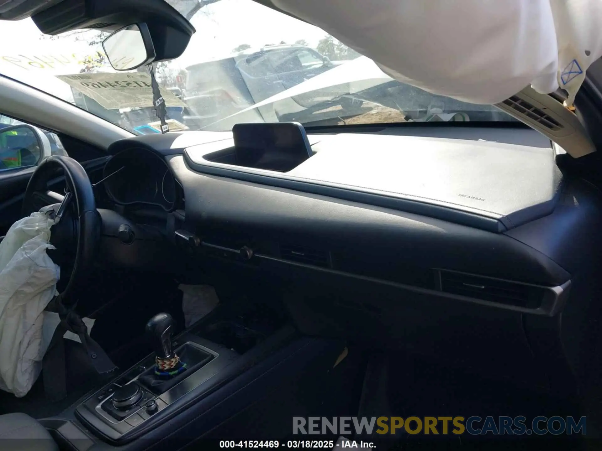 5 fotografías del automóvil dañado 3MVDMBBL3MM224650 MAZDA CX-30 2021