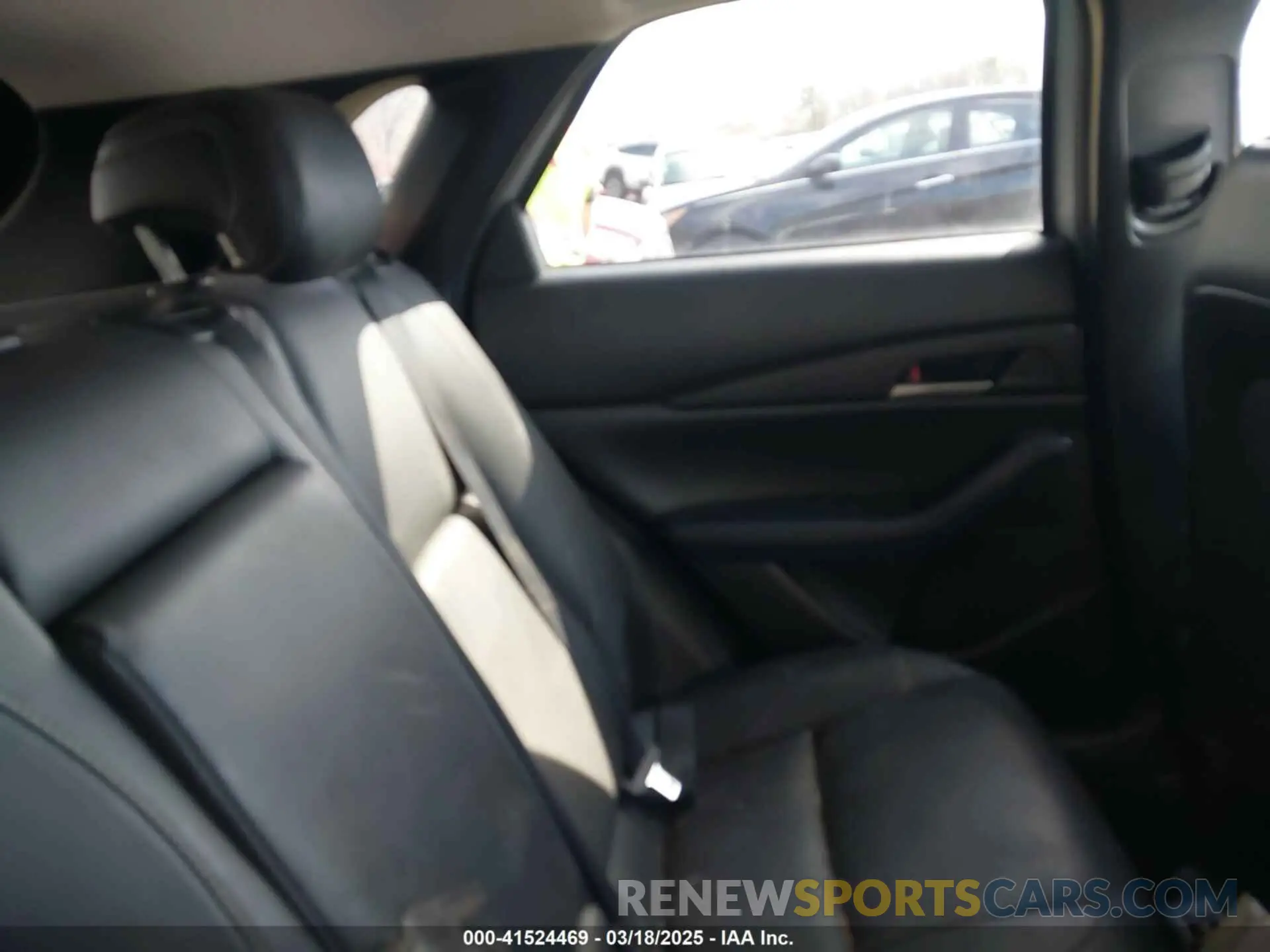 8 fotografías del automóvil dañado 3MVDMBBL3MM224650 MAZDA CX-30 2021