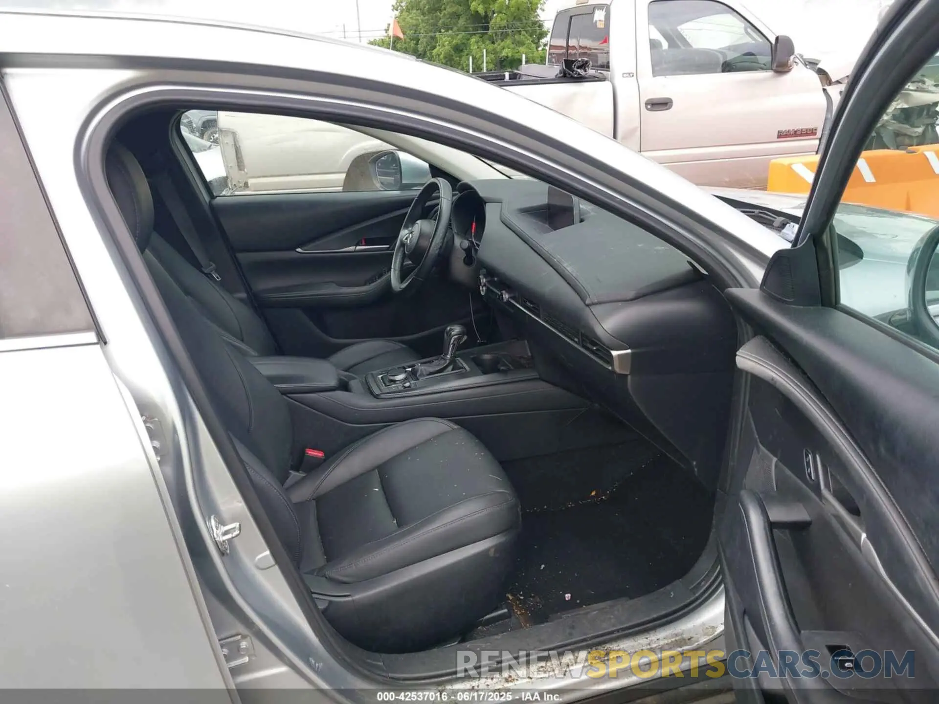5 fotografías del automóvil dañado 3MVDMBBL4MM240615 MAZDA CX-30 2021