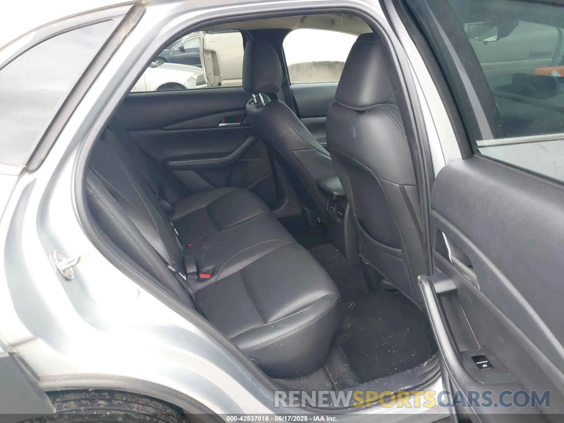 8 fotografías del automóvil dañado 3MVDMBBL4MM240615 MAZDA CX-30 2021