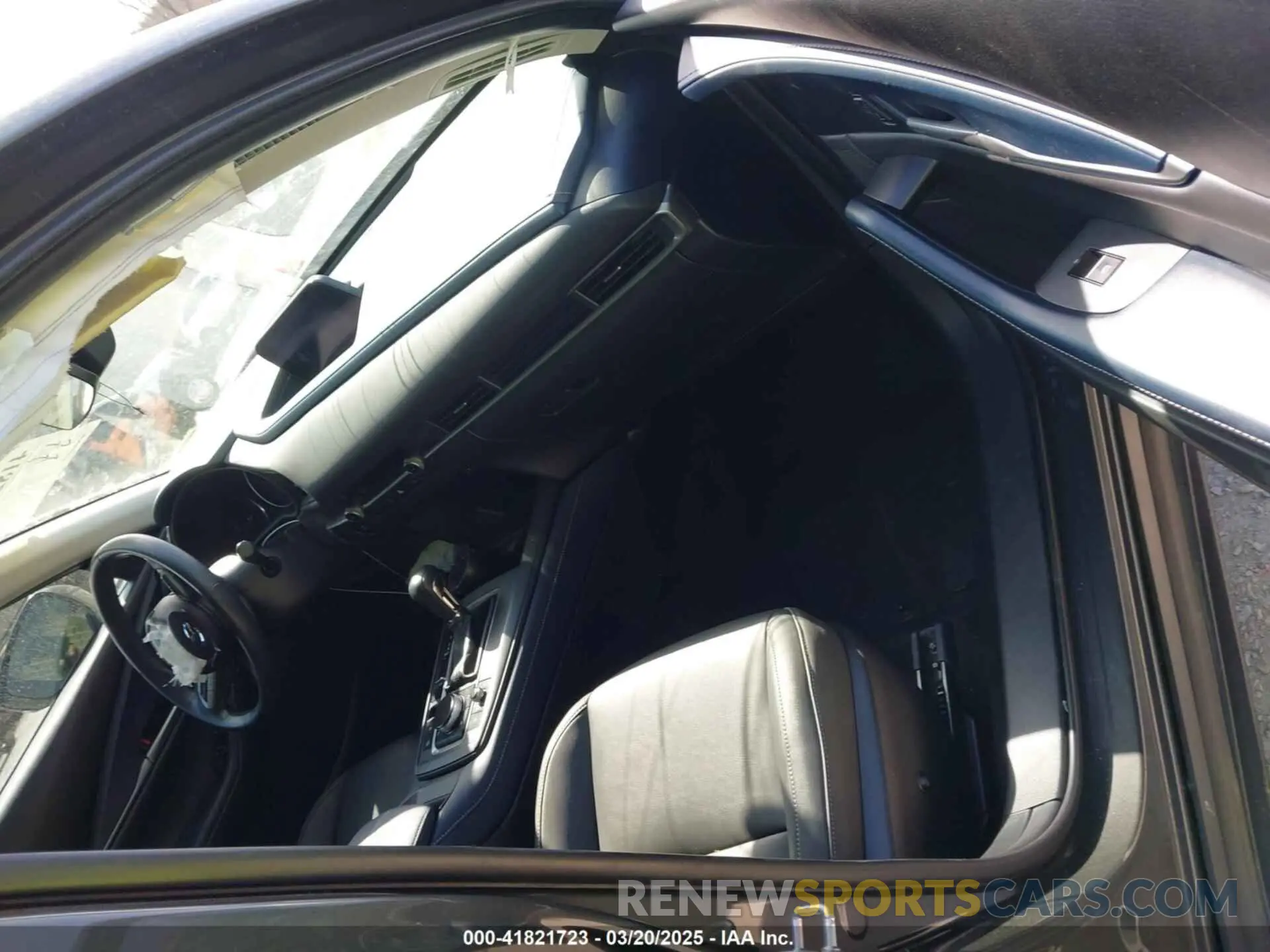 5 fotografías del automóvil dañado 3MVDMBBL5MM224326 MAZDA CX-30 2021