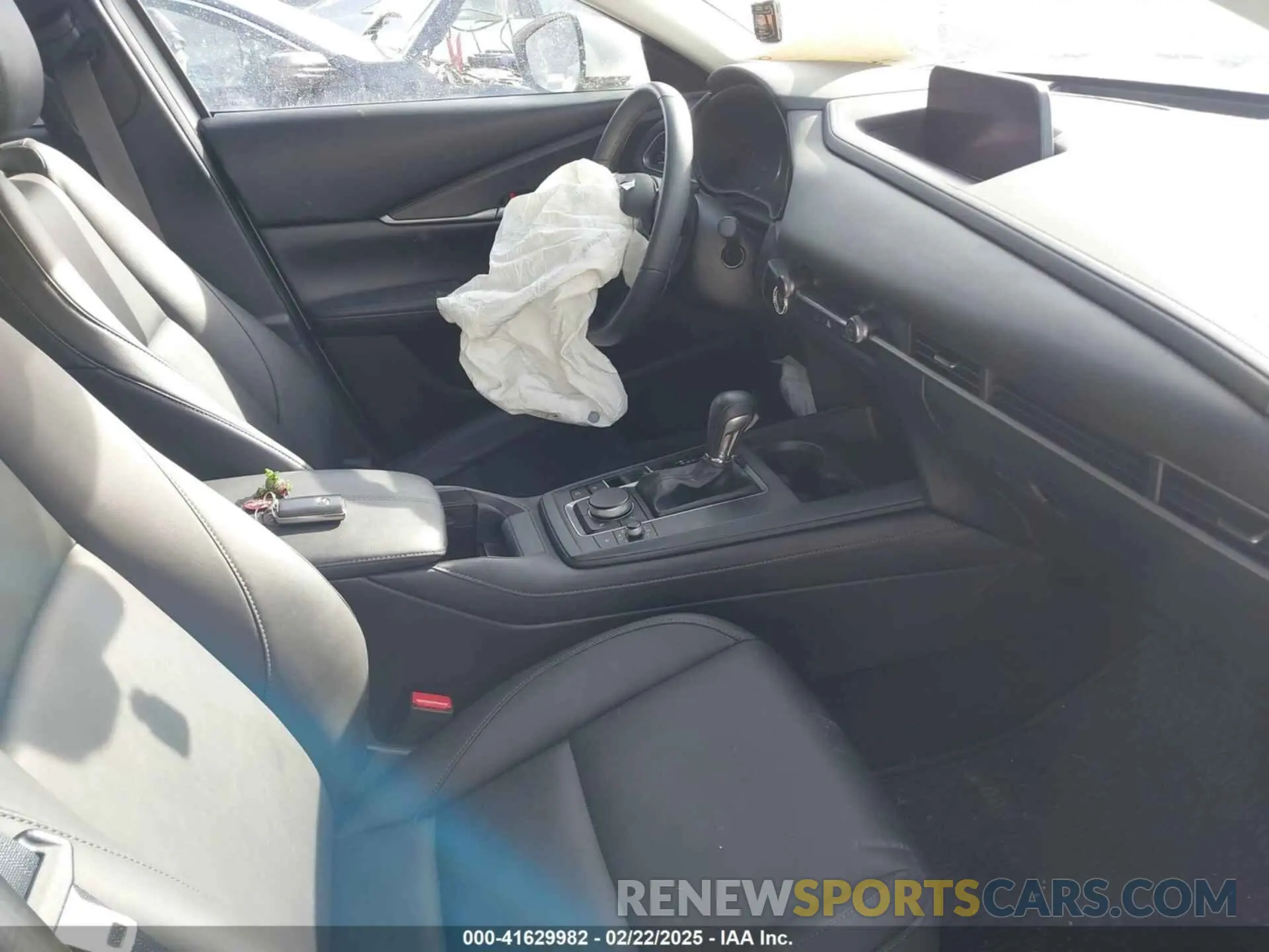 5 fotografías del automóvil dañado 3MVDMBBL5MM312843 MAZDA CX-30 2021