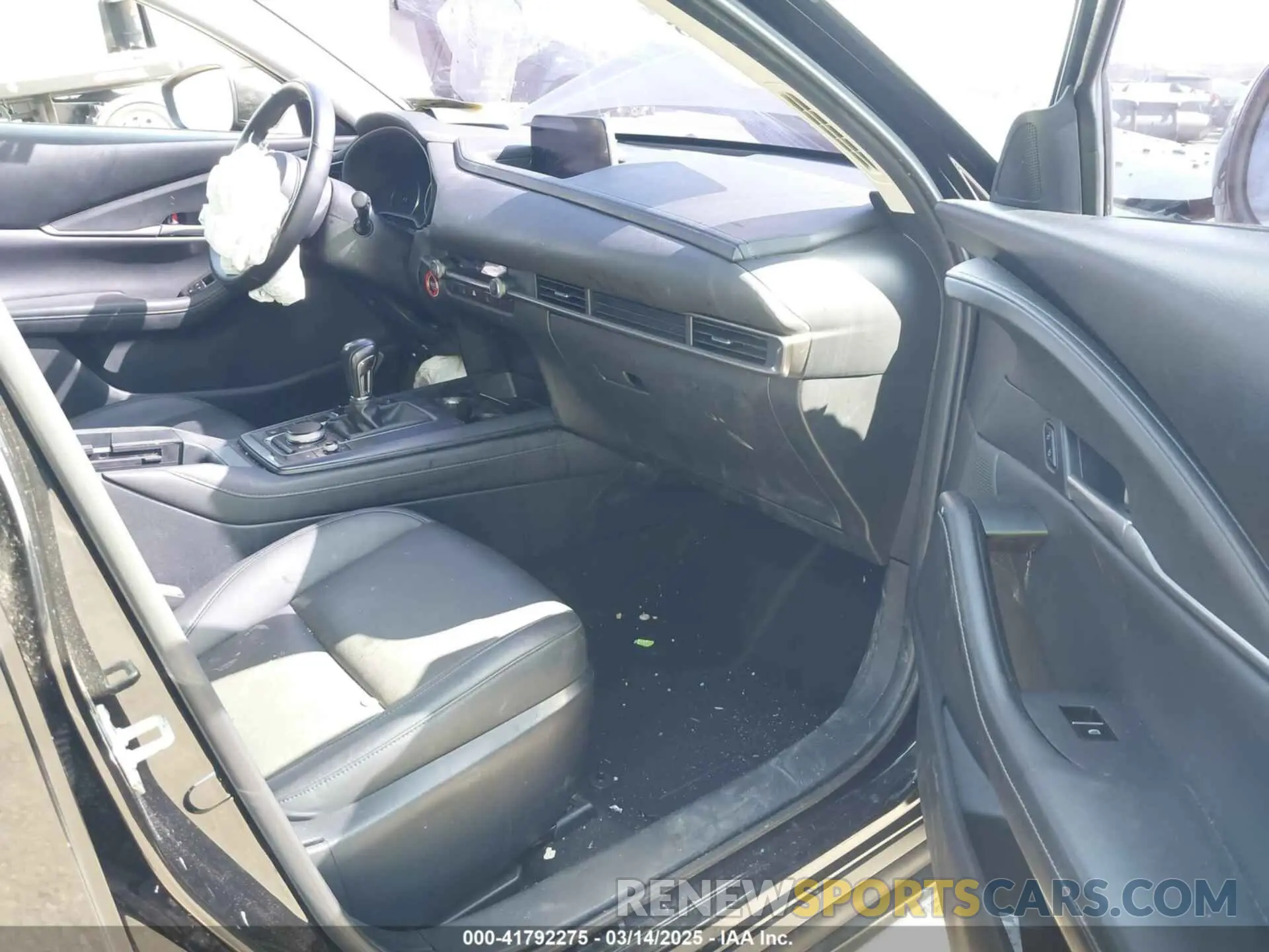 5 fotografías del automóvil dañado 3MVDMBBL5MM312972 MAZDA CX-30 2021