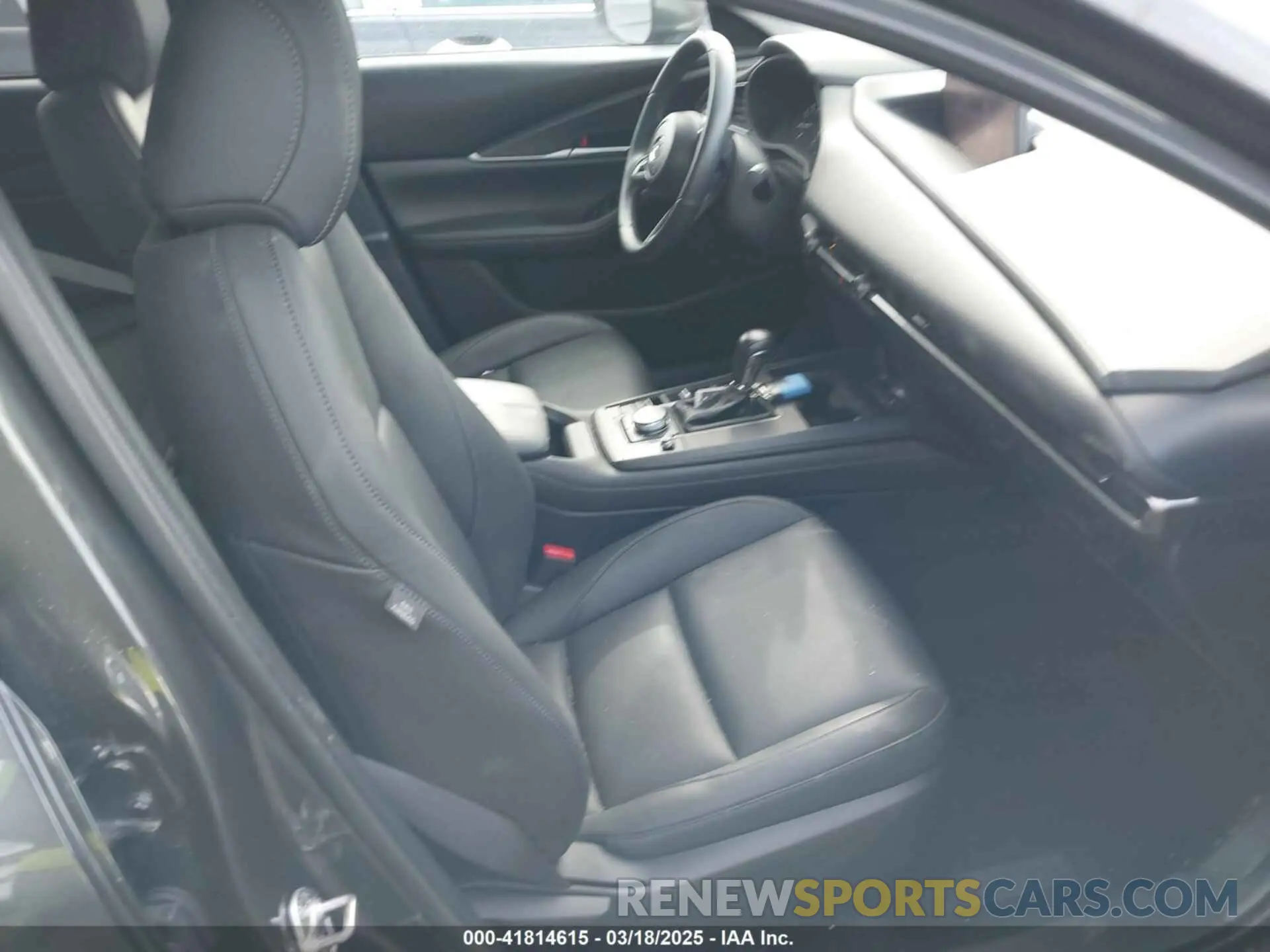 5 fotografías del automóvil dañado 3MVDMBBL8MM308155 MAZDA CX-30 2021