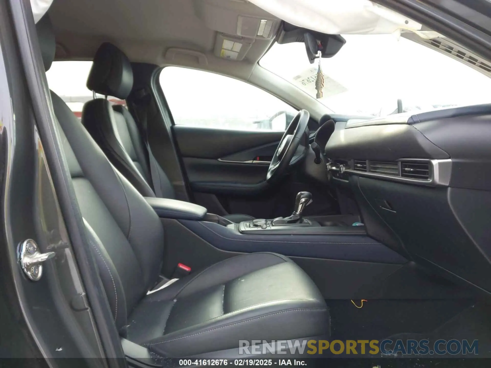 5 fotografías del automóvil dañado 3MVDMBBLXMM222832 MAZDA CX-30 2021