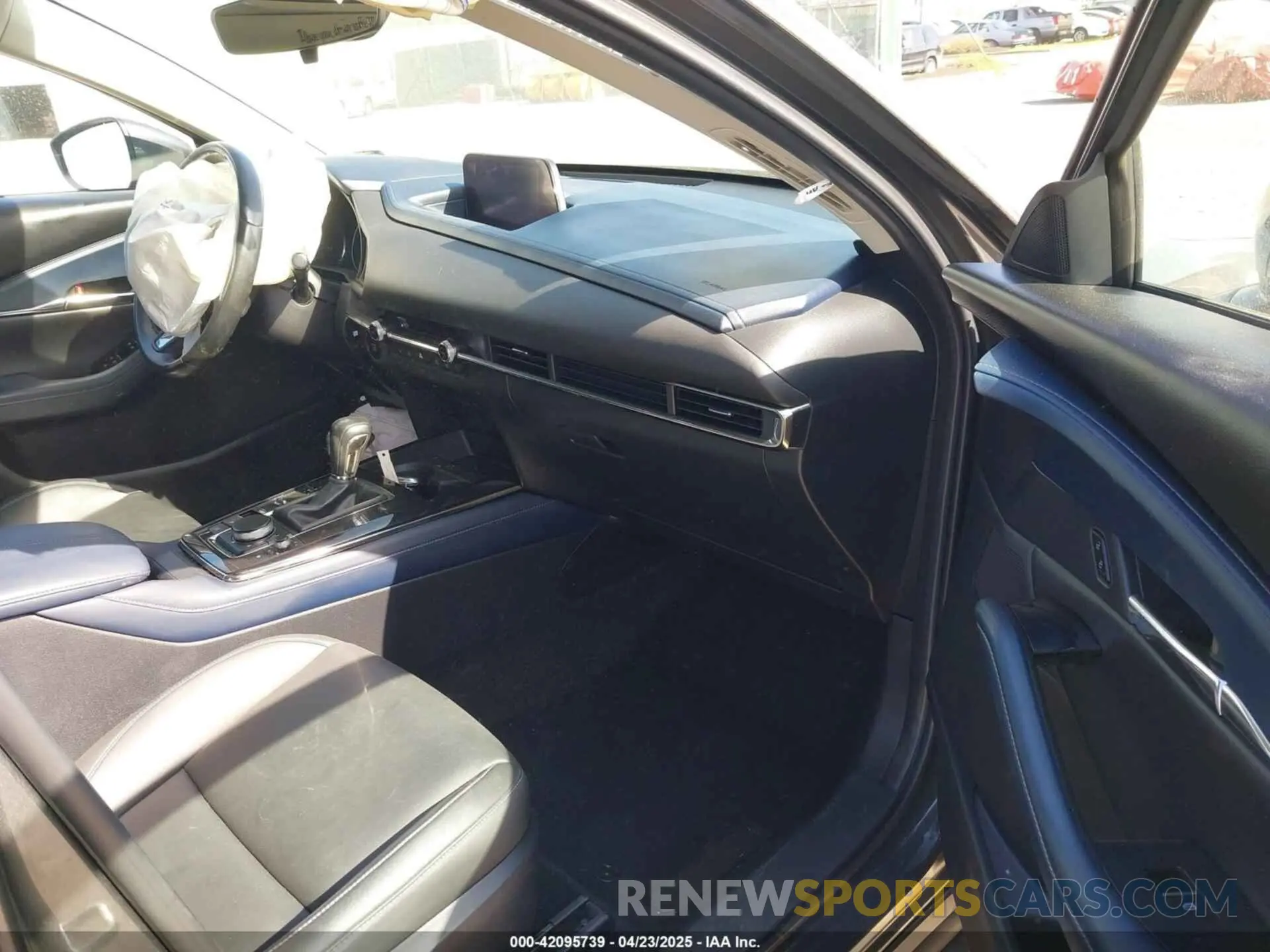 5 fotografías del automóvil dañado 3MVDMBCL1MM210003 MAZDA CX-30 2021