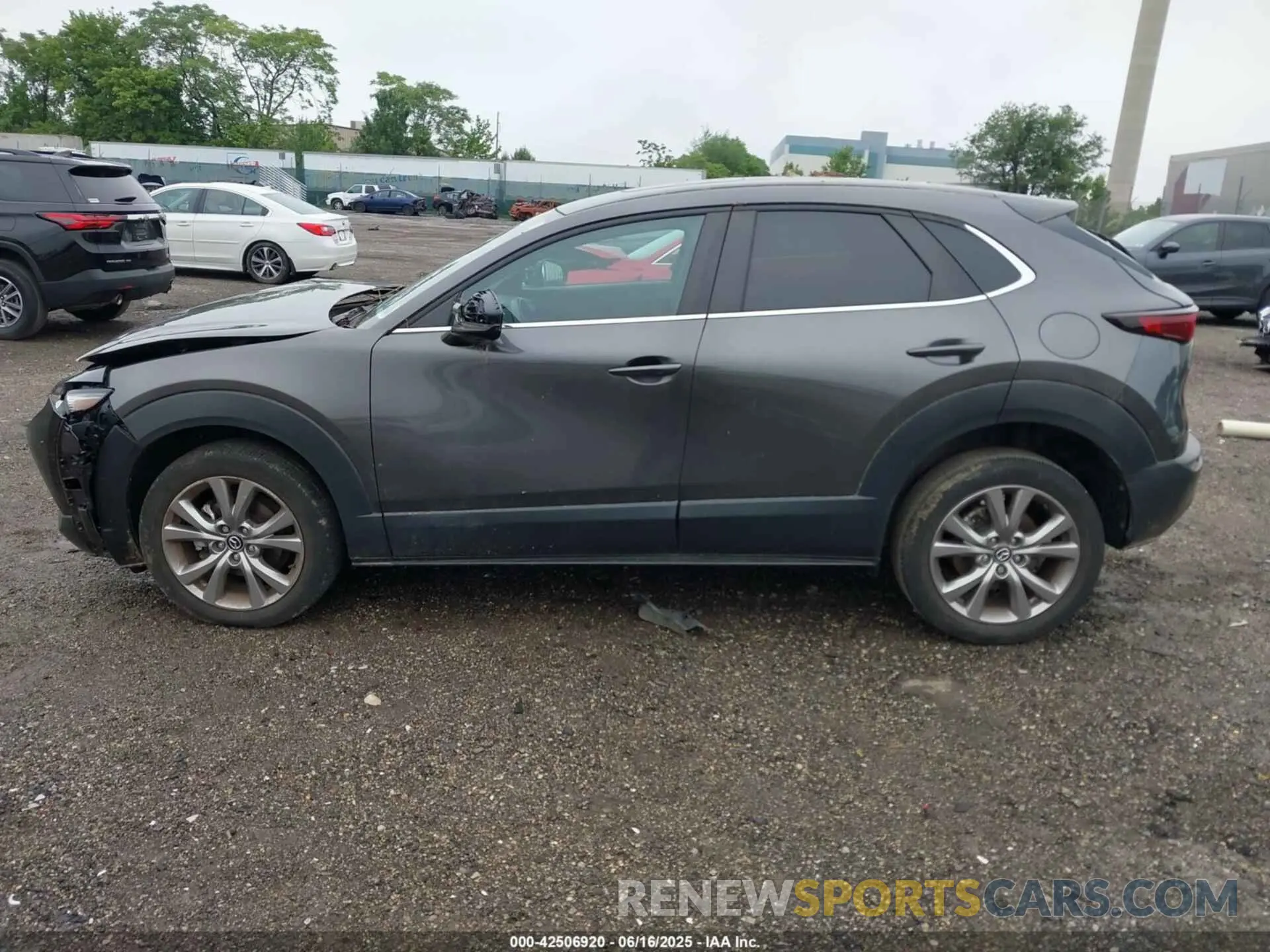 14 fotografías del automóvil dañado 3MVDMBCL3MM213601 MAZDA CX-30 2021