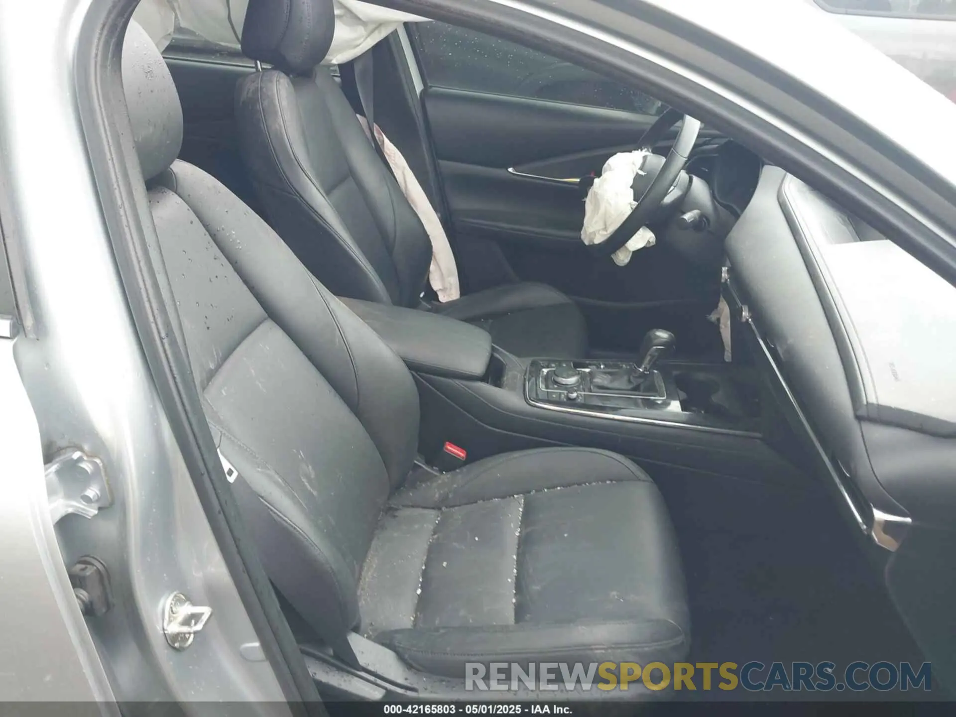 5 fotografías del automóvil dañado 3MVDMBCL6MM240663 MAZDA CX-30 2021