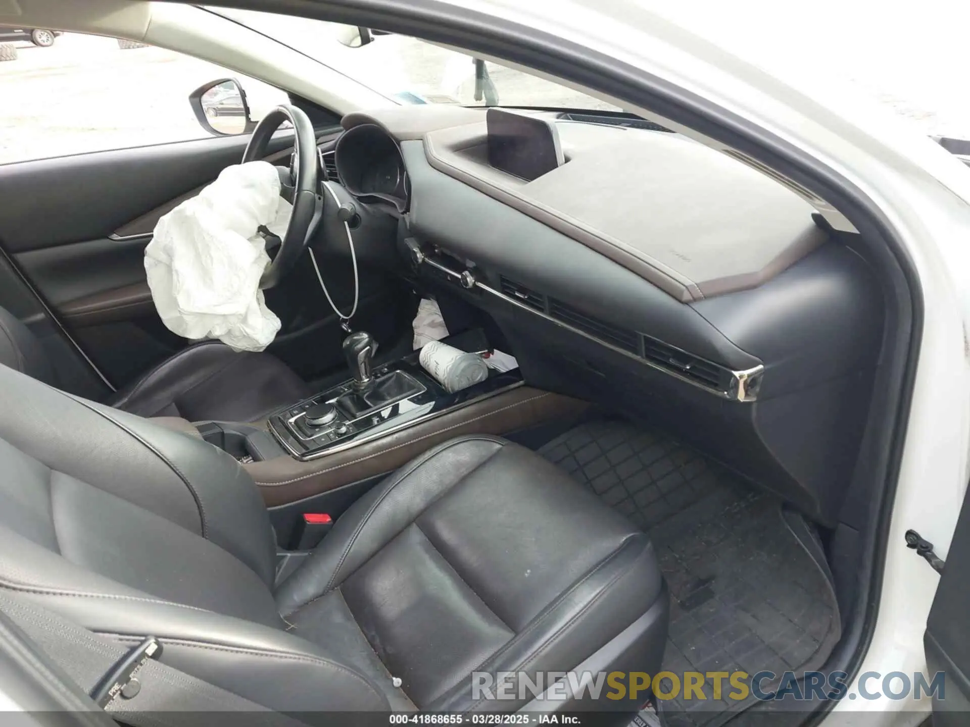 5 fotografías del automóvil dañado 3MVDMBDL4MM310630 MAZDA CX-30 2021