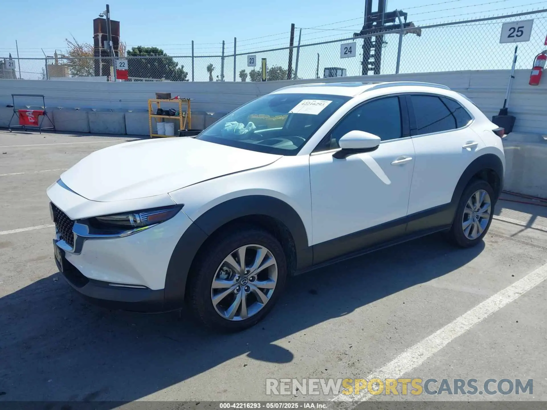 2 fotografías del automóvil dañado 3MVDMBDL4MM319747 MAZDA CX-30 2021