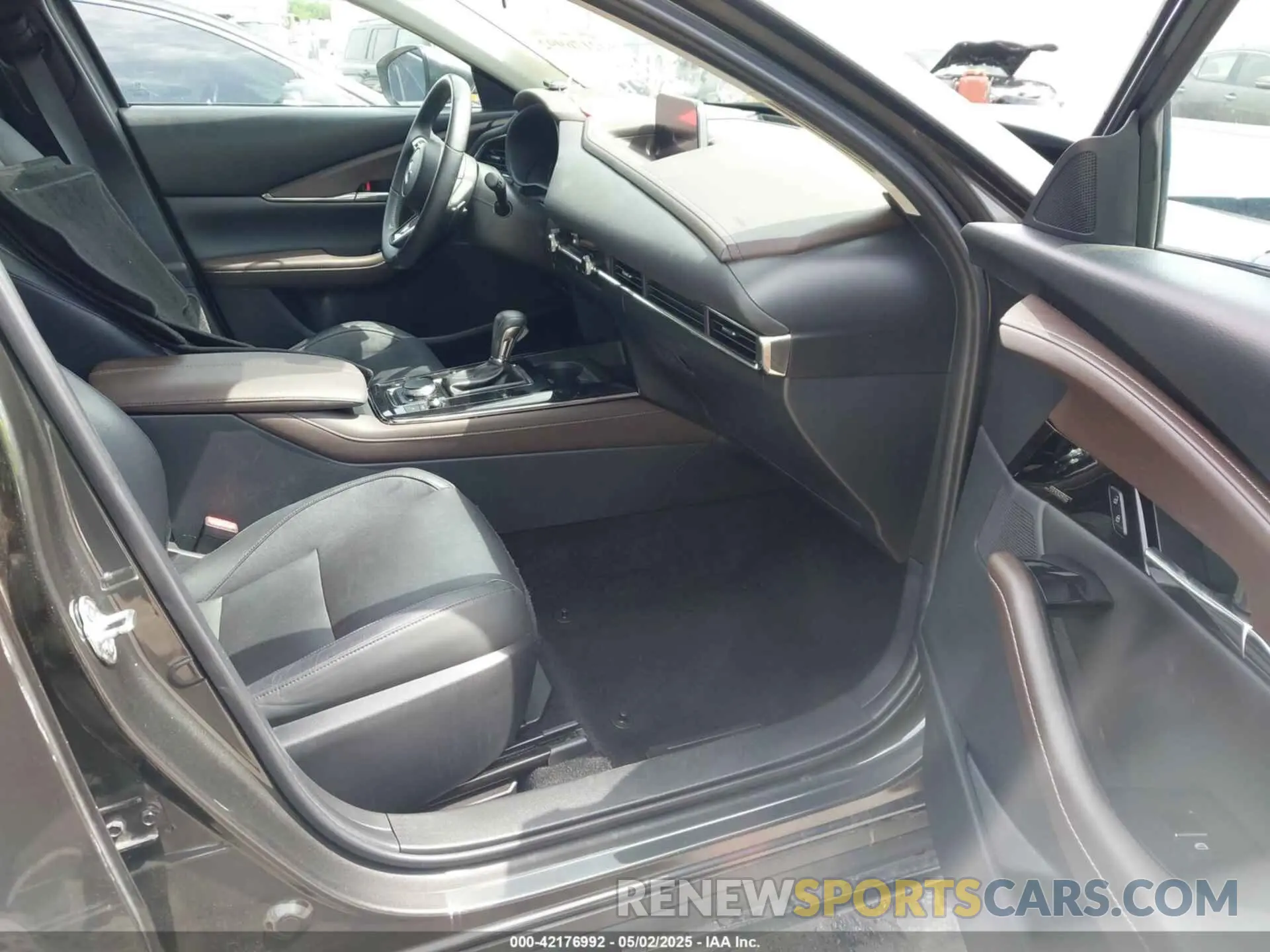 5 fotografías del automóvil dañado 3MVDMBDL9MM256984 MAZDA CX-30 2021